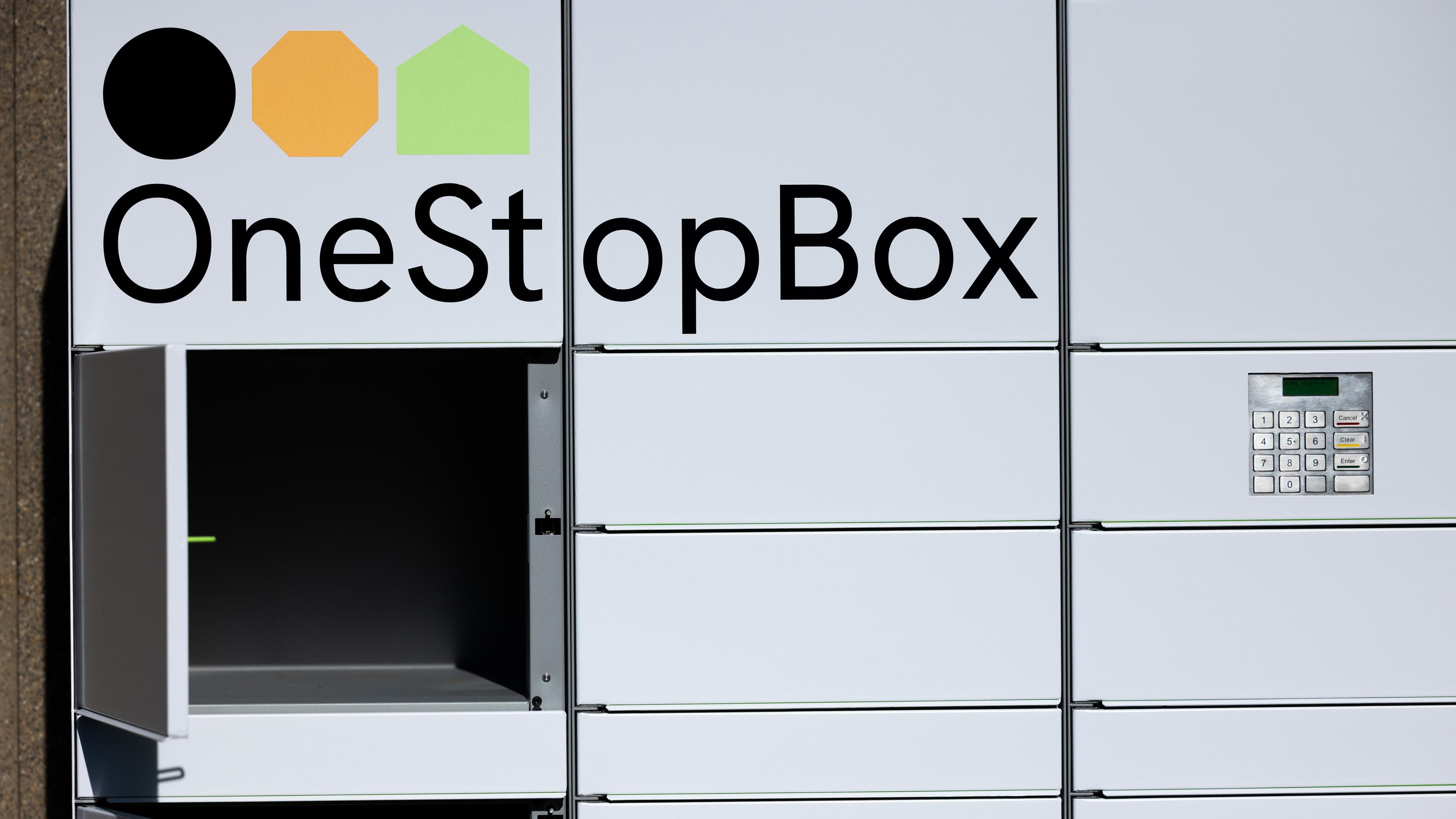Eine Paketstation ohne Label von OneStopBox, einer Tochterfirma der Deutschen Post DHL.