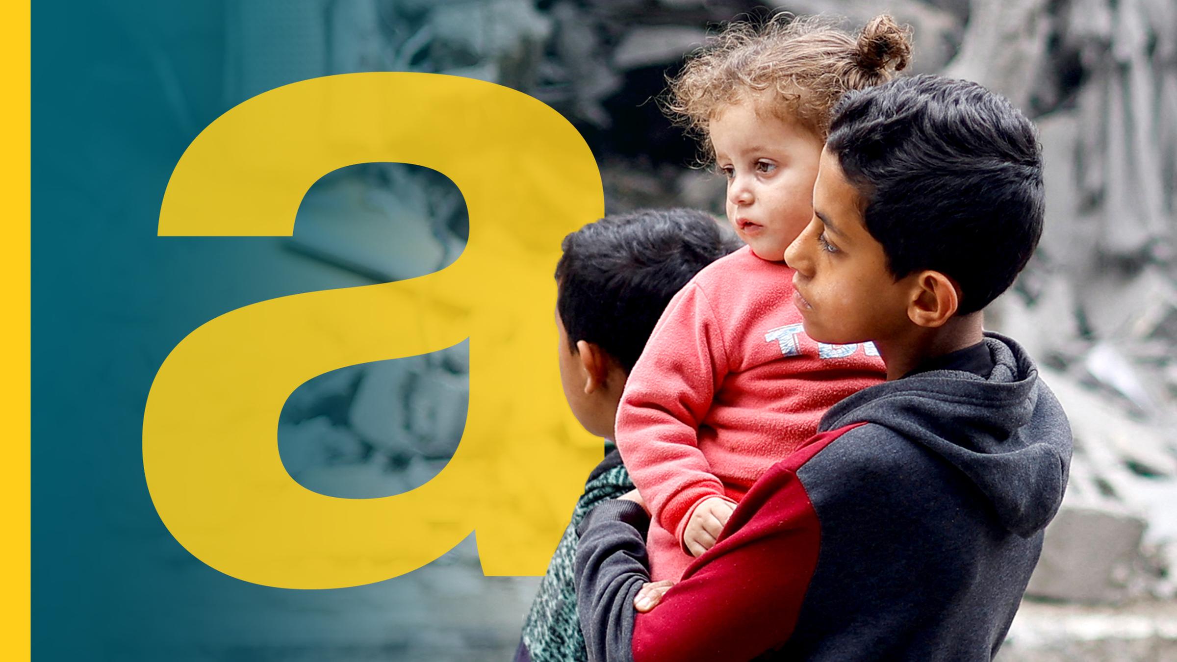 Zwei Kinder, ein Mädchen und ein Junge, der Junge trägt das Mädchen auf dem Arm