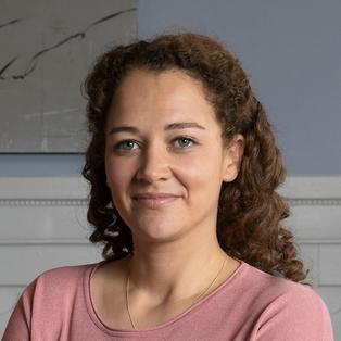 Oona Devi Liebich als Familientherapeutin Julia Schindel