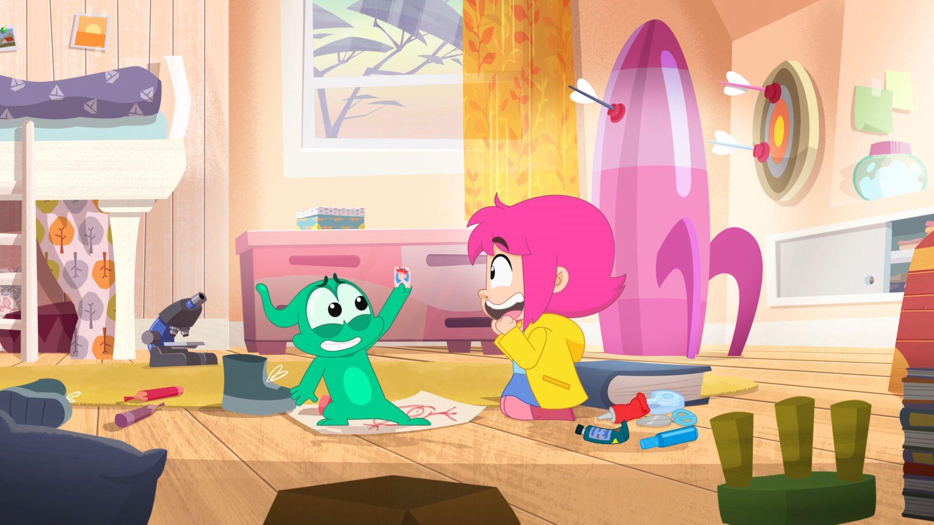 Ernest hält eine Briefmarke hoch und Rebecca schaut ihn begeistert an.