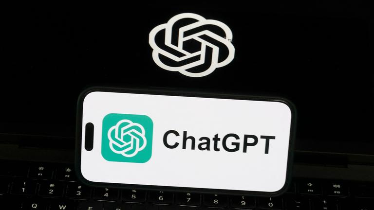 Auf einem Smartphone ist das ChatGPT-Logo zu sehen.