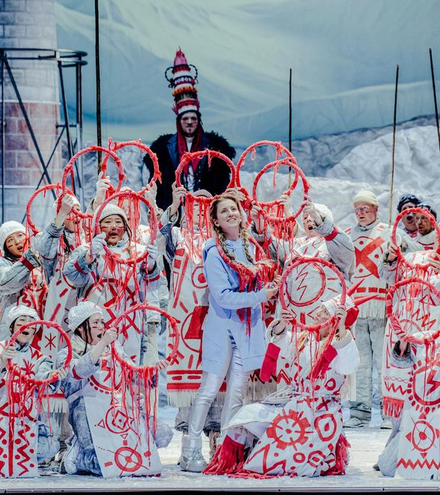 Szene aus Oper "Schneeflöckchen" am Staatstheater Wiesbaden