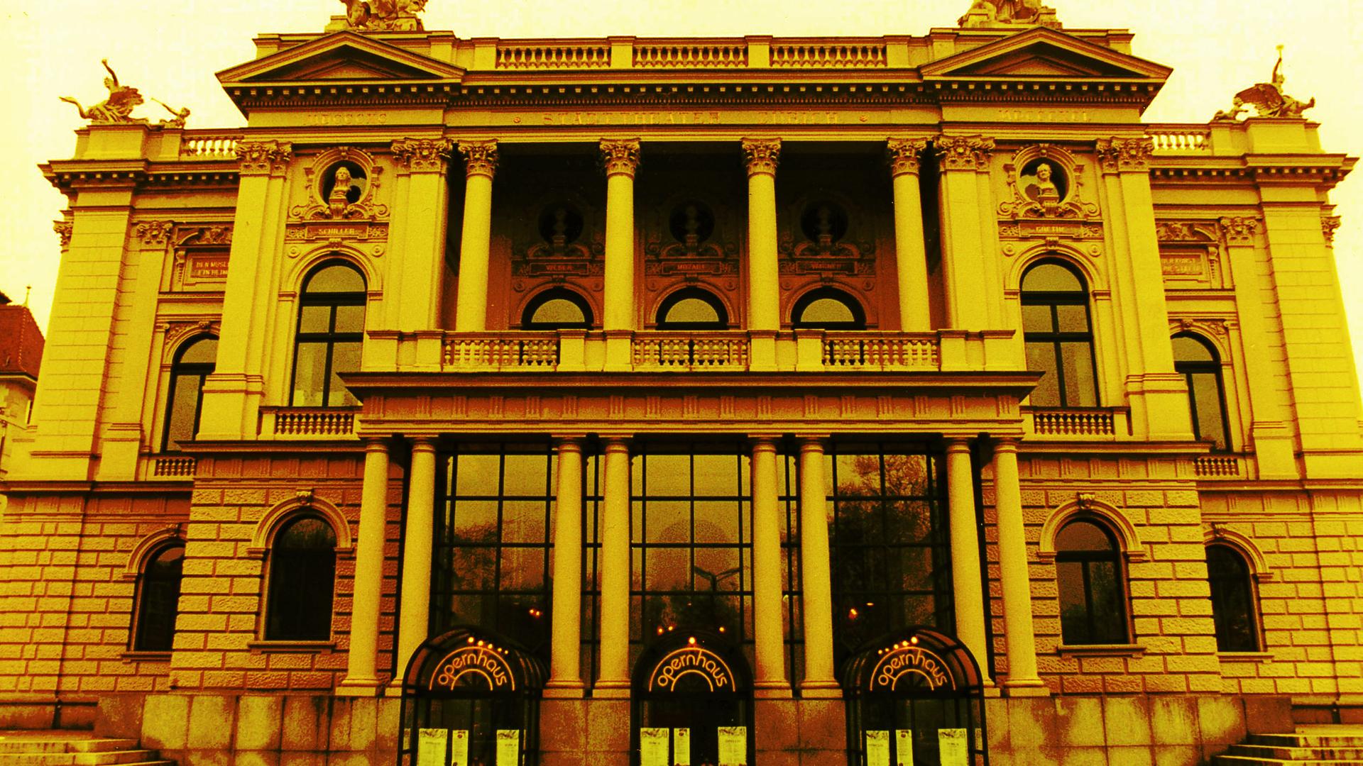 Eine Außenfassade von einem alten Gebäude