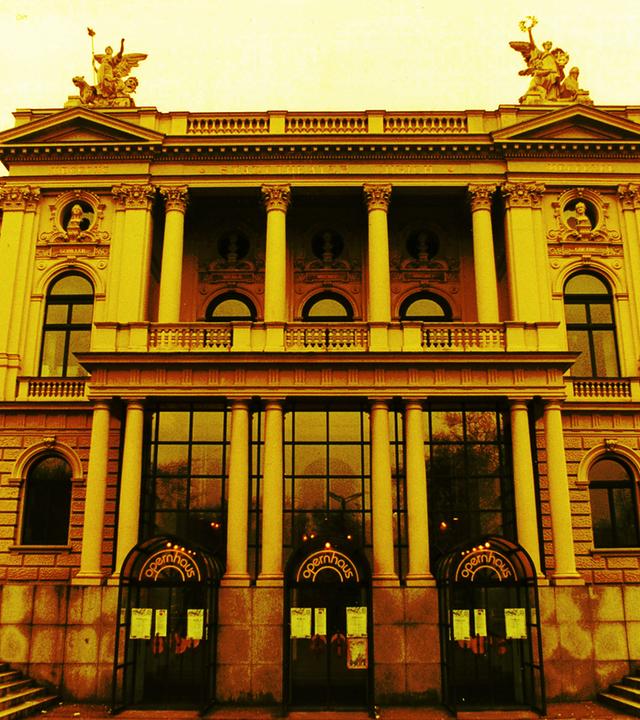 Eine Außenfassade von einem alten Gebäude