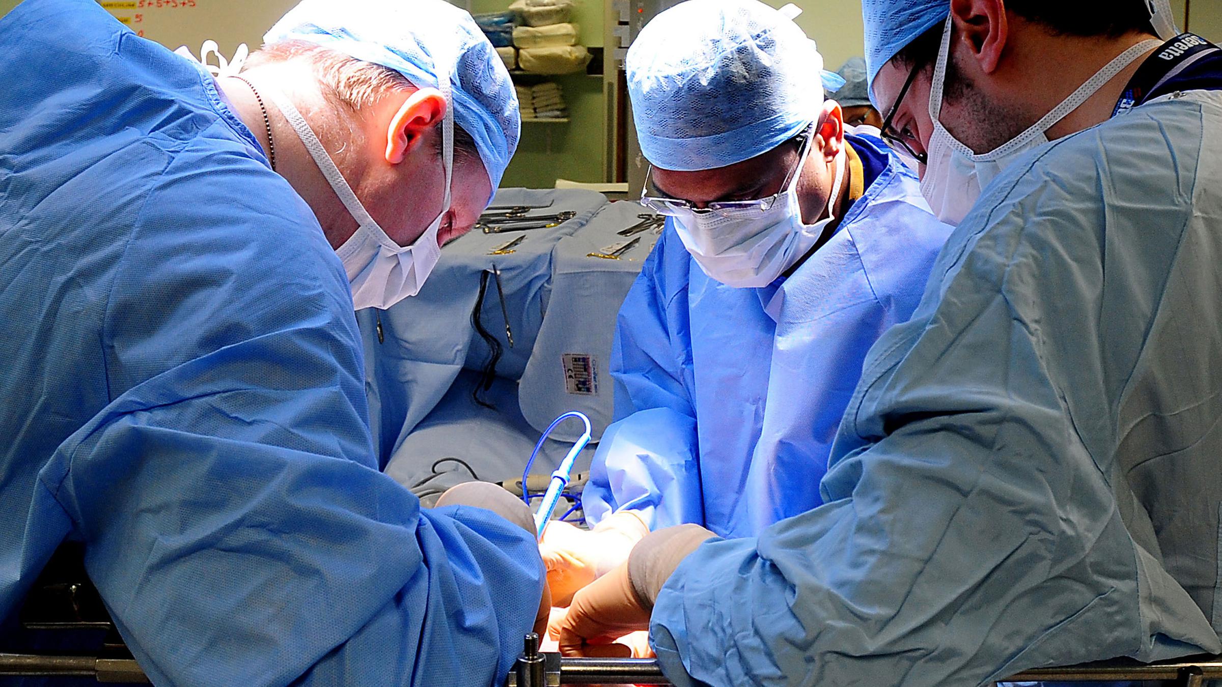 Archiv: Chirurgen während einer Operation (Symbolfoto)