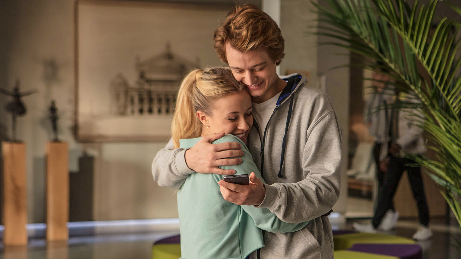 Die Resultate der Vorprüfung wurden bekannt gegeben und Jeff (links) und Lena (rechts) freuen sich über ihre guten Bewertungen. 