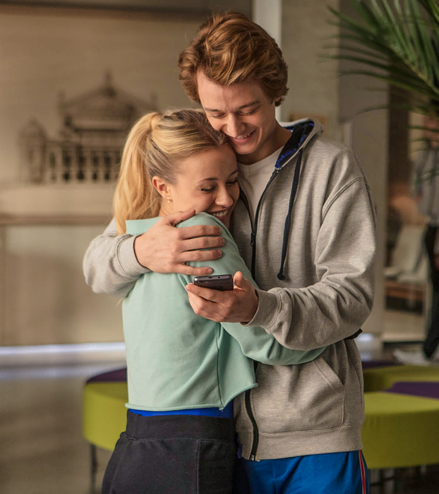 Die Resultate der Vorprüfung wurden bekannt gegeben und Jeff (links) und Lena (rechts) freuen sich über ihre guten Bewertungen. 