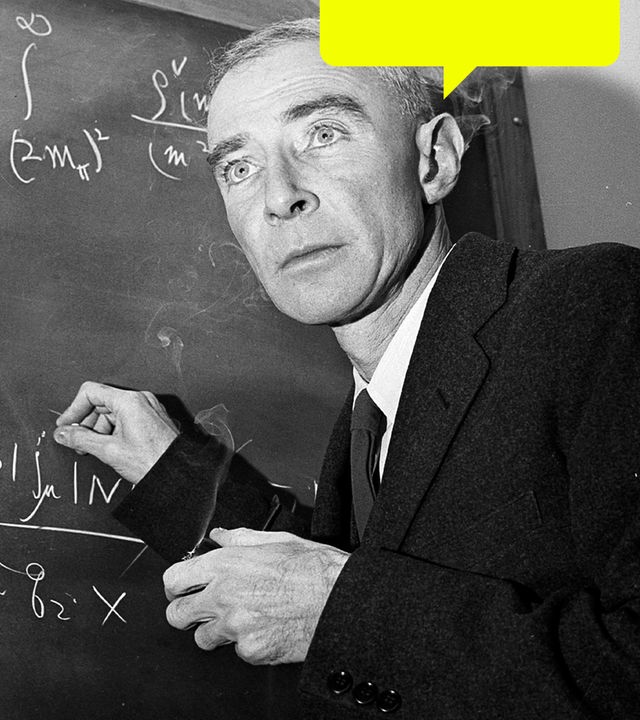 J. Robert Oppenheimer steht am 15. Dezember 1957 vor einer Tafel mit mathematischen Formeln. 