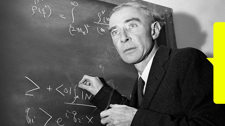 J. Robert Oppenheimer steht am 15. Dezember 1957 vor einer Tafel mit mathematischen Formeln. 