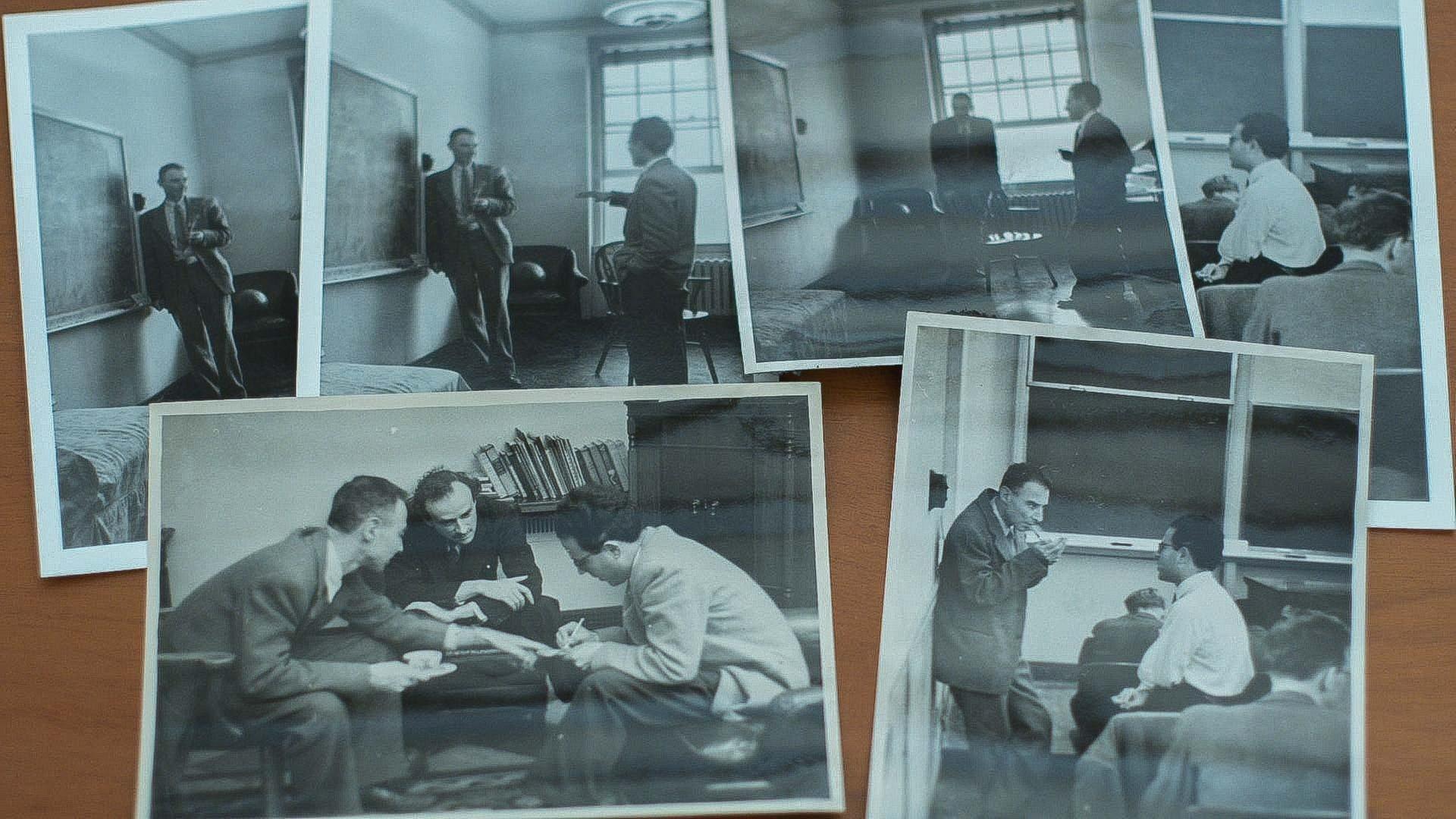 Montage von Schwarz-Weiß-Fotos: Sechs Fotos von Oppenheimer in den Archiven des "Institute for Advanced Study" in Princeton liegen neben- und übereinander. Sie zeigen Oppenheimer im Gespräch mit weiteren Personen.