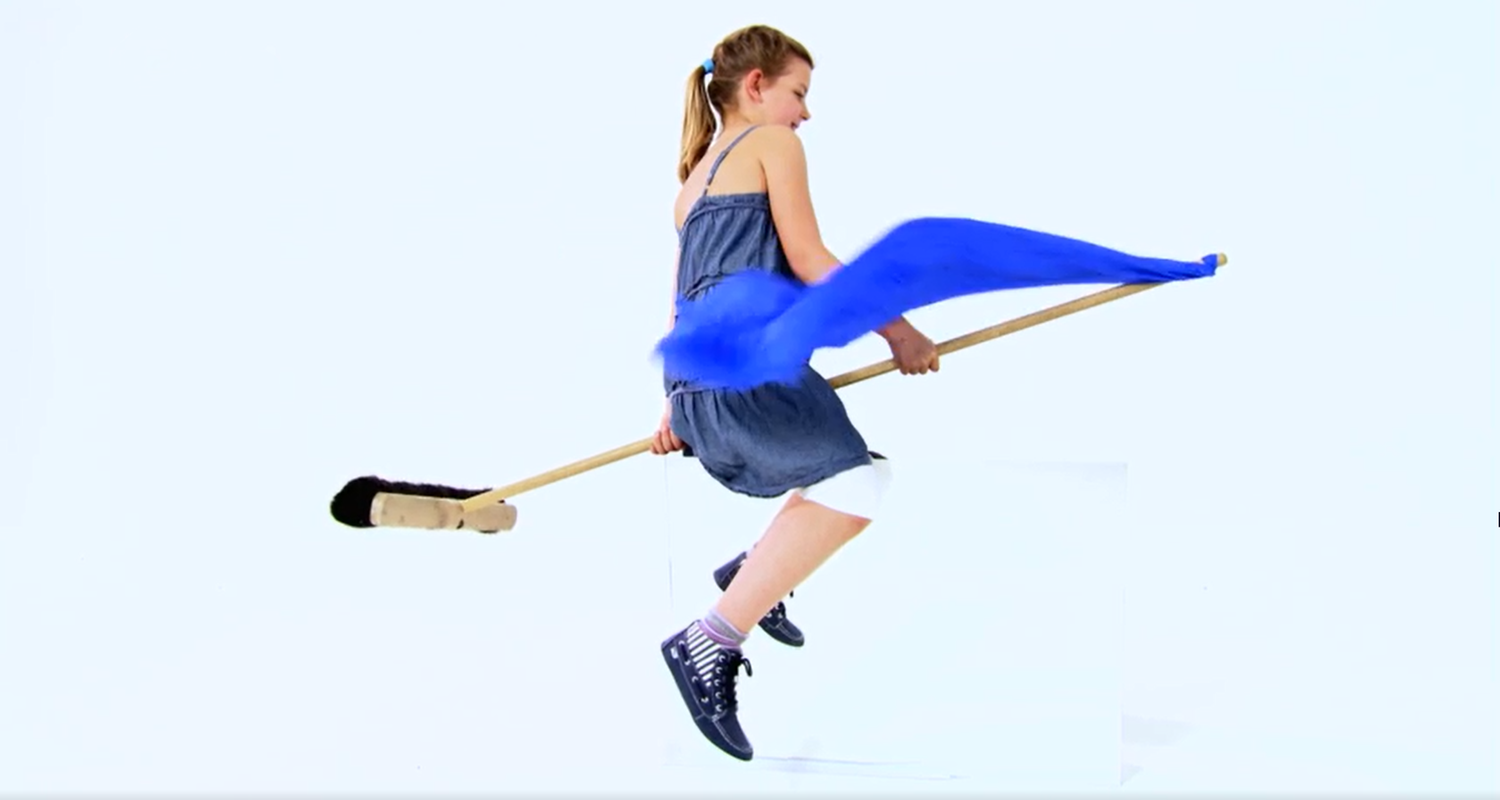 Ein Mädchen fliegt auf einem Besen?