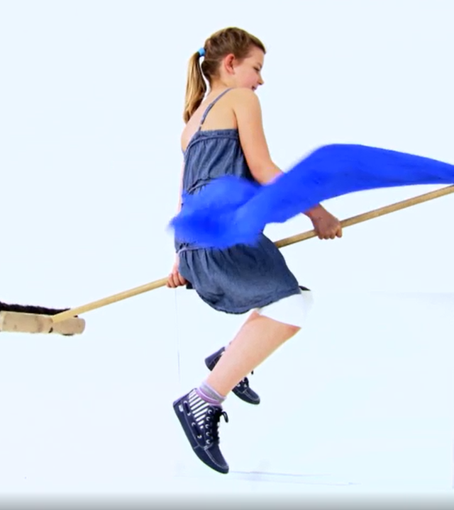 Ein Mädchen fliegt auf einem Besen?