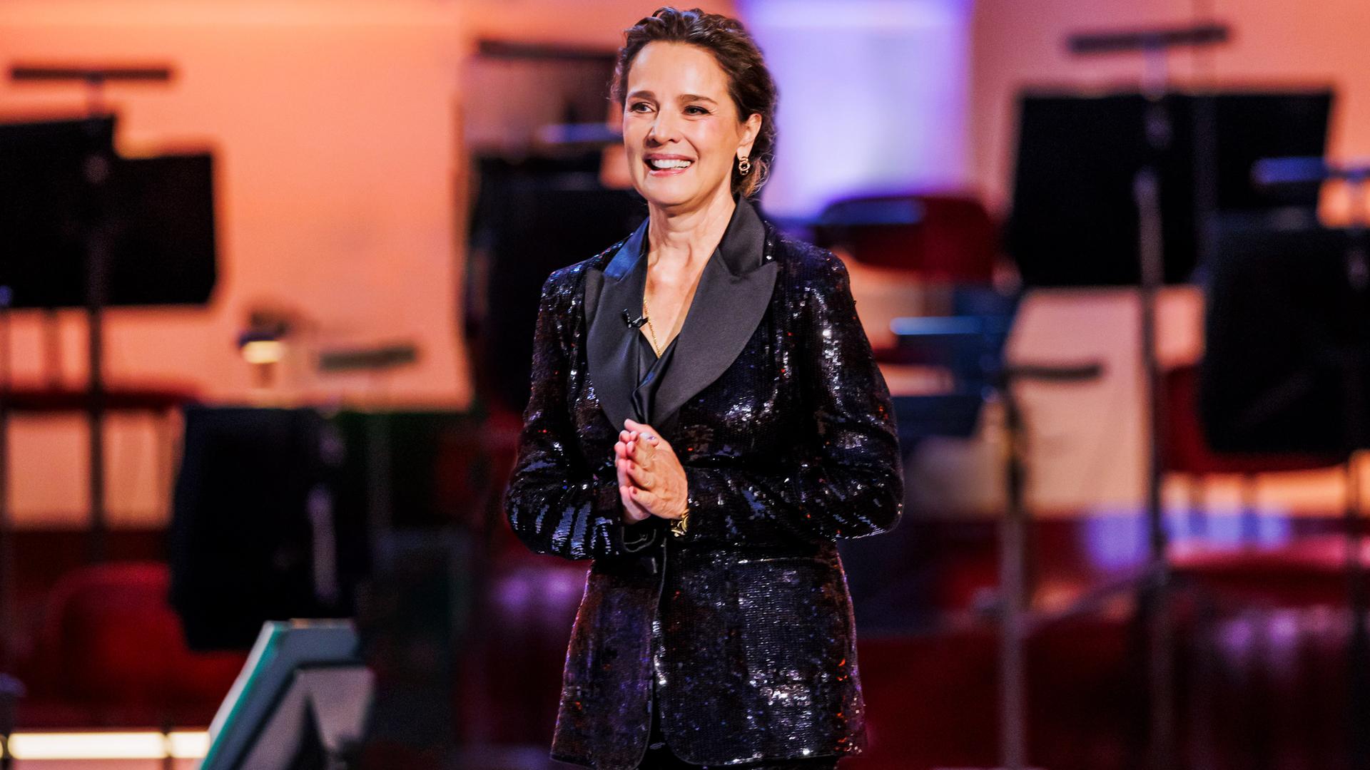 Désirée Nosbusch - Moderatorin des Opus Klassik 2025 im schwarzen Hosenanzug