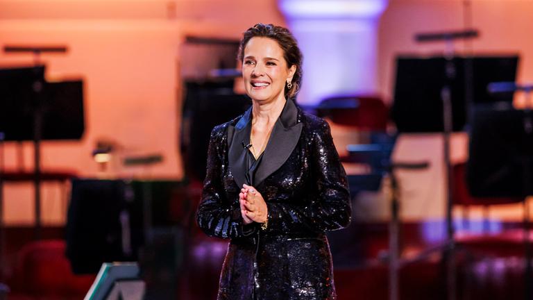 Désirée Nosbusch - Moderatorin des Opus Klassik 2025 im schwarzen Hosenanzug