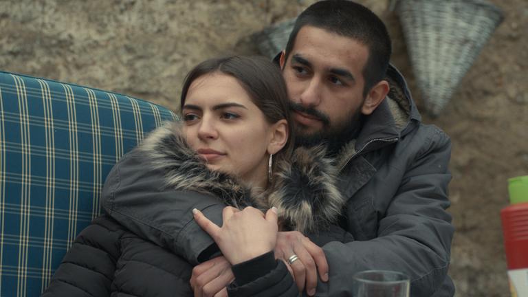 "Oray": Oray (Zejhun Demirov) hält Burcu (Deniz Orta) im Arm. 