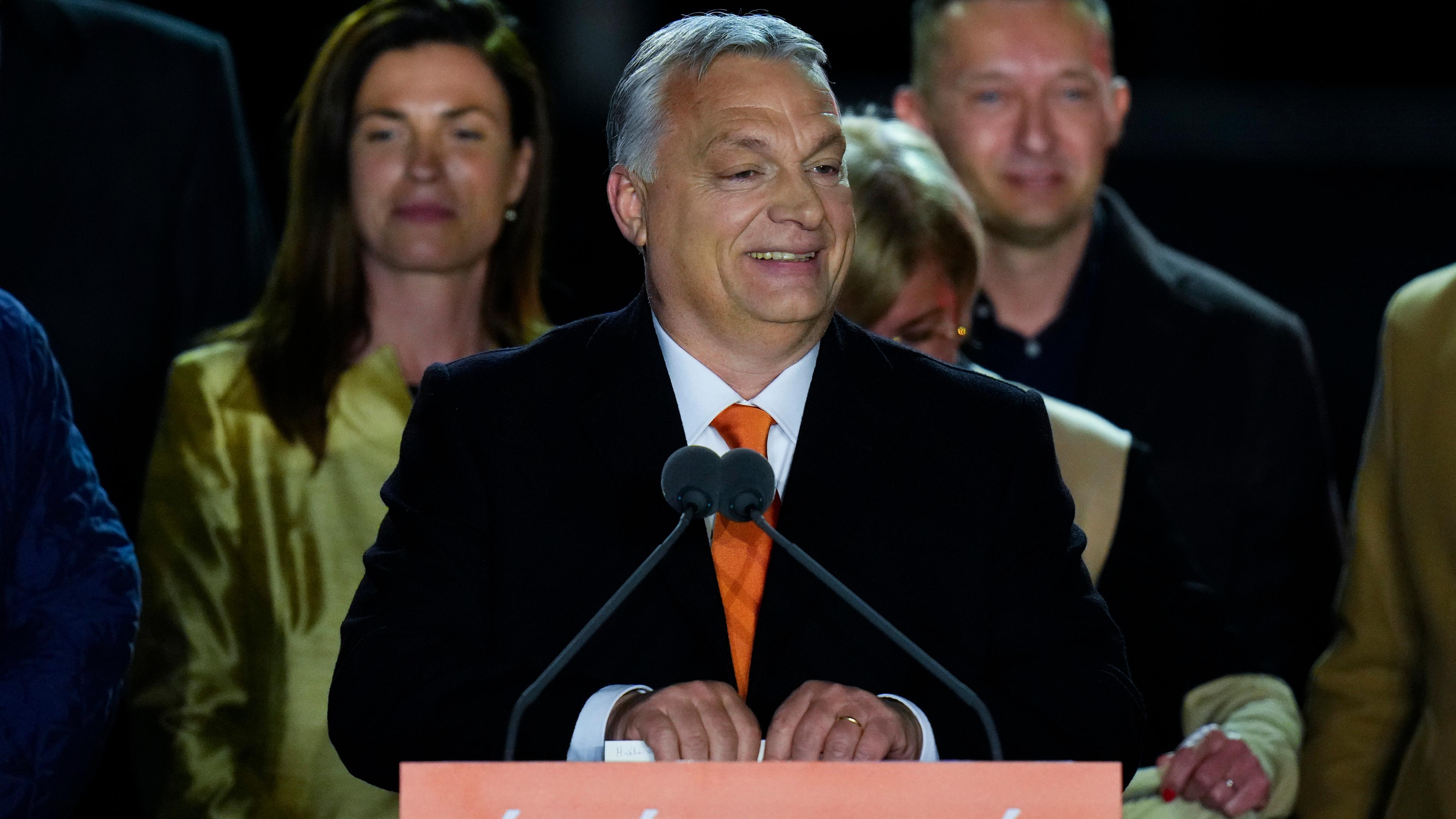 Ungarn, Budapest: Viktor Orban, Ministerpräsident von Ungarn, dankt jubelnden Anhängern während einer Wahlparty in Budapest, Ungarn.