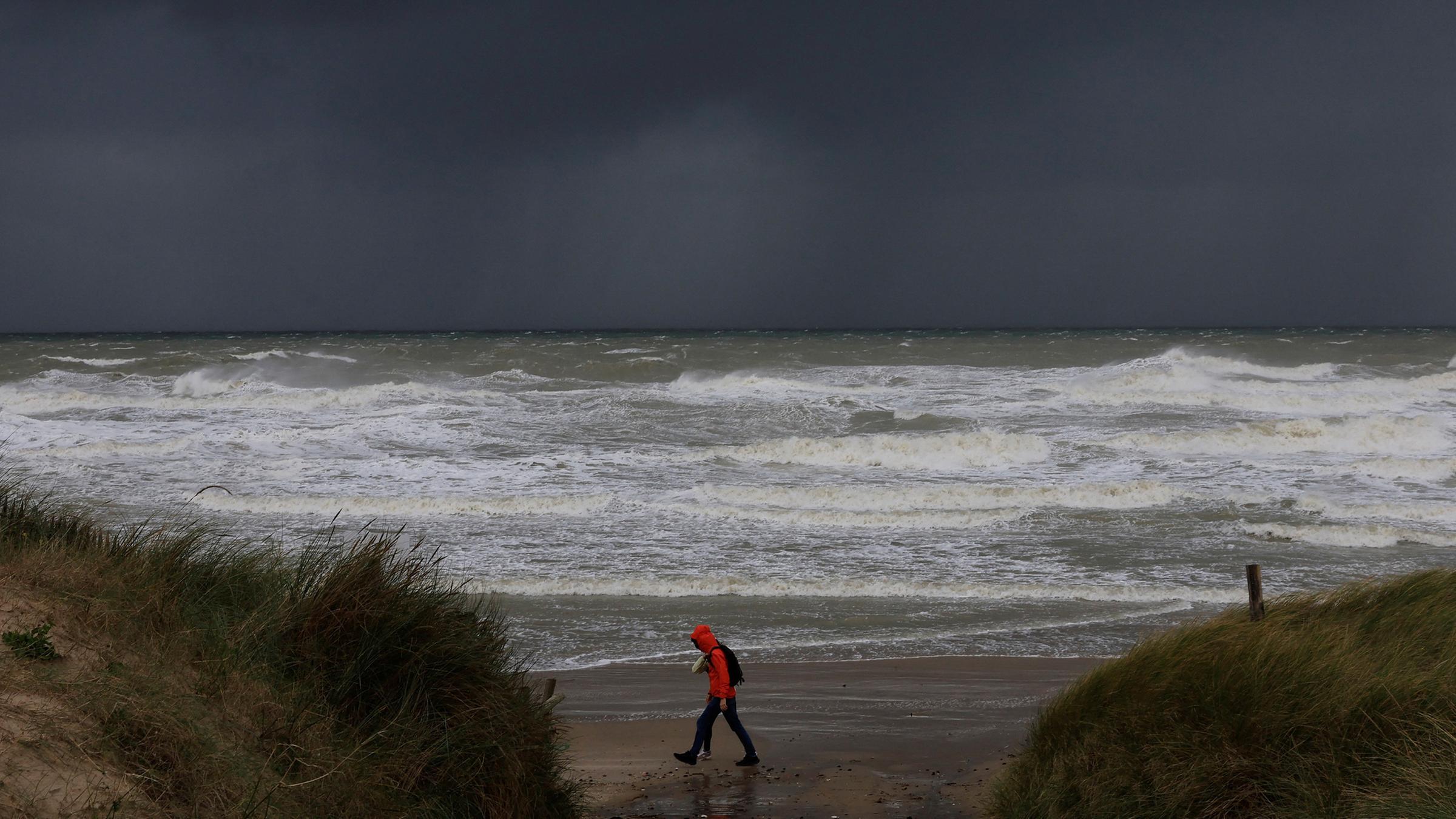 Eine Person geht am Strand von Le Portel spazieren, während sich der Sturm Ciaran nähert, Frankreich, 01.11.2023.