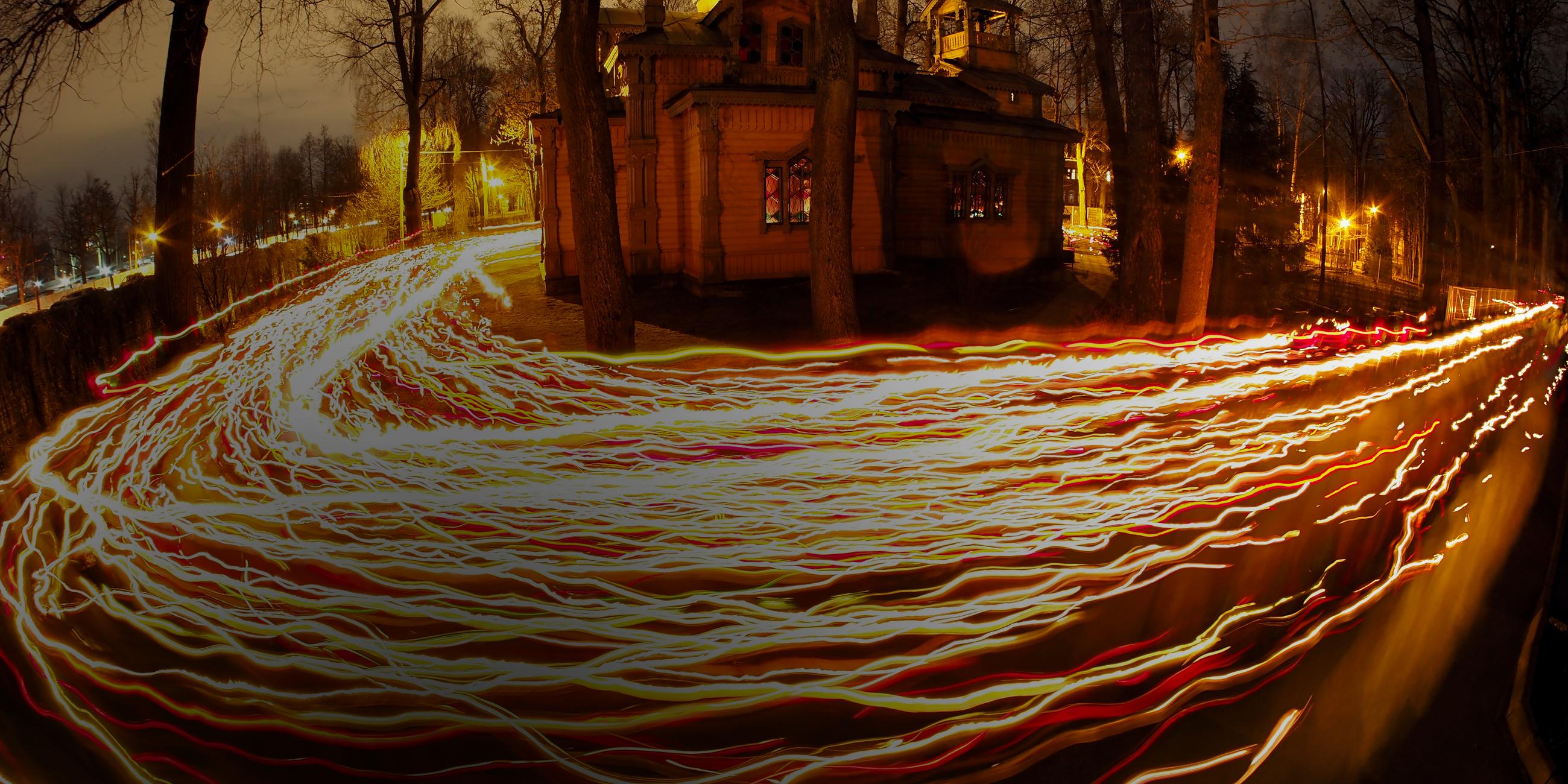 Russland, St. Petersburg: Orthodoxe Gläubige ziehen während der orthodoxen Mitternachtsmesse zu Ostern in St. Petersburg mit Kerzen um eine Kirche.