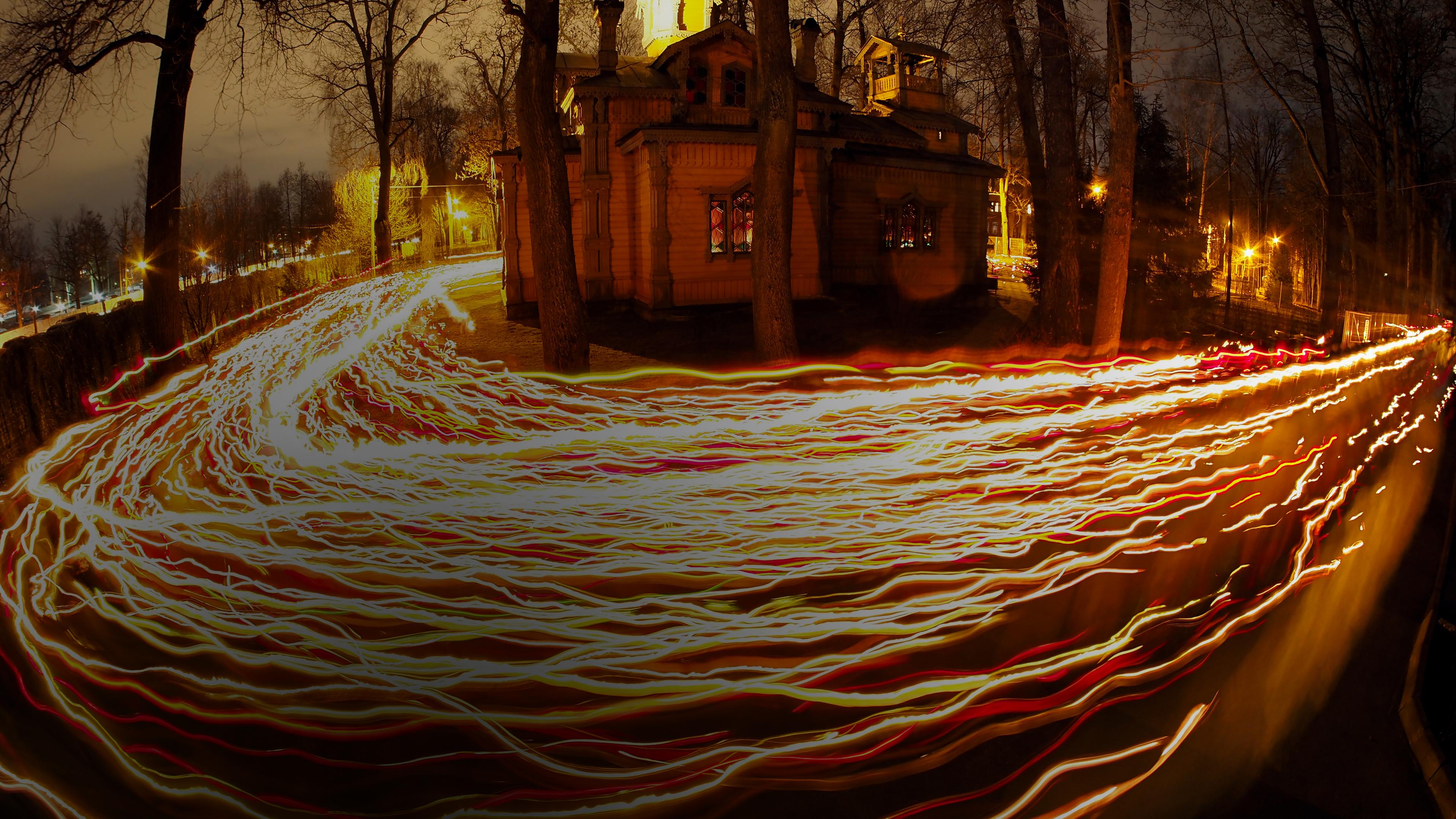 Russland, St. Petersburg: Orthodoxe Gläubige ziehen während der orthodoxen Mitternachtsmesse zu Ostern in St. Petersburg mit Kerzen um eine Kirche.