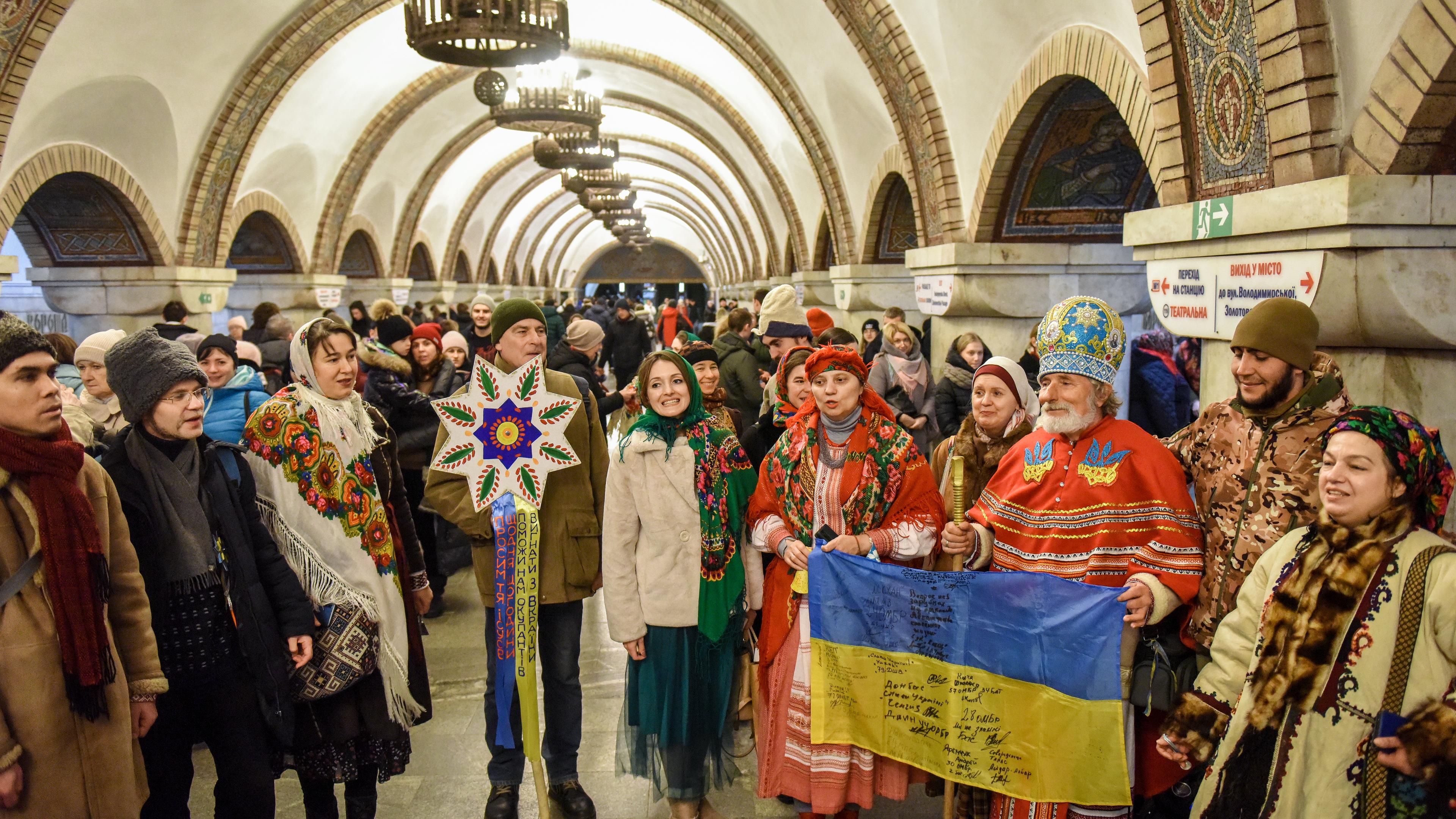 Menschen singen in einer Metro Station in Kiew, Ukraine.