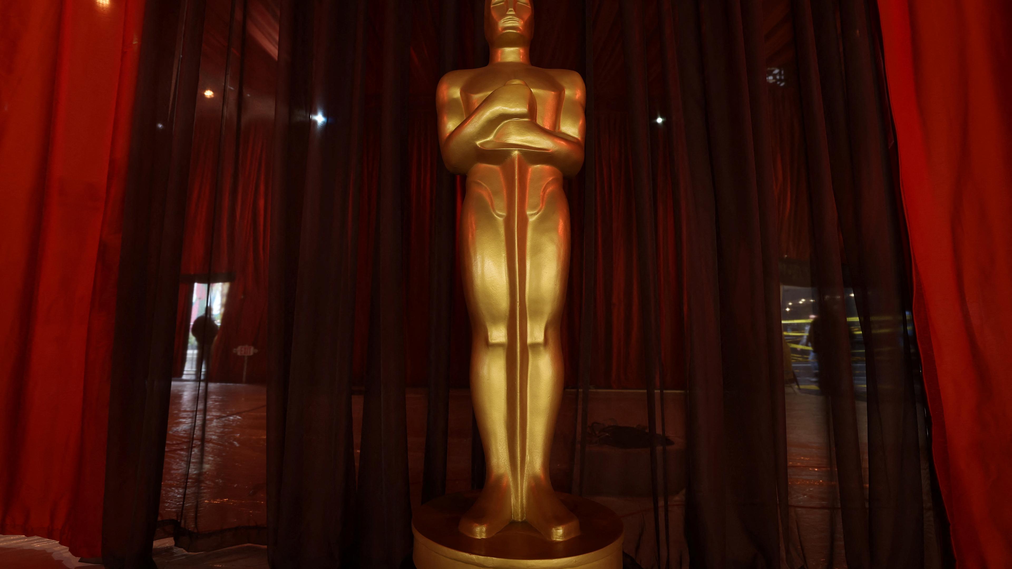 Eine Oscar-Statue steht im Eingangsbereich des Dolby Theatre in Hollywood.