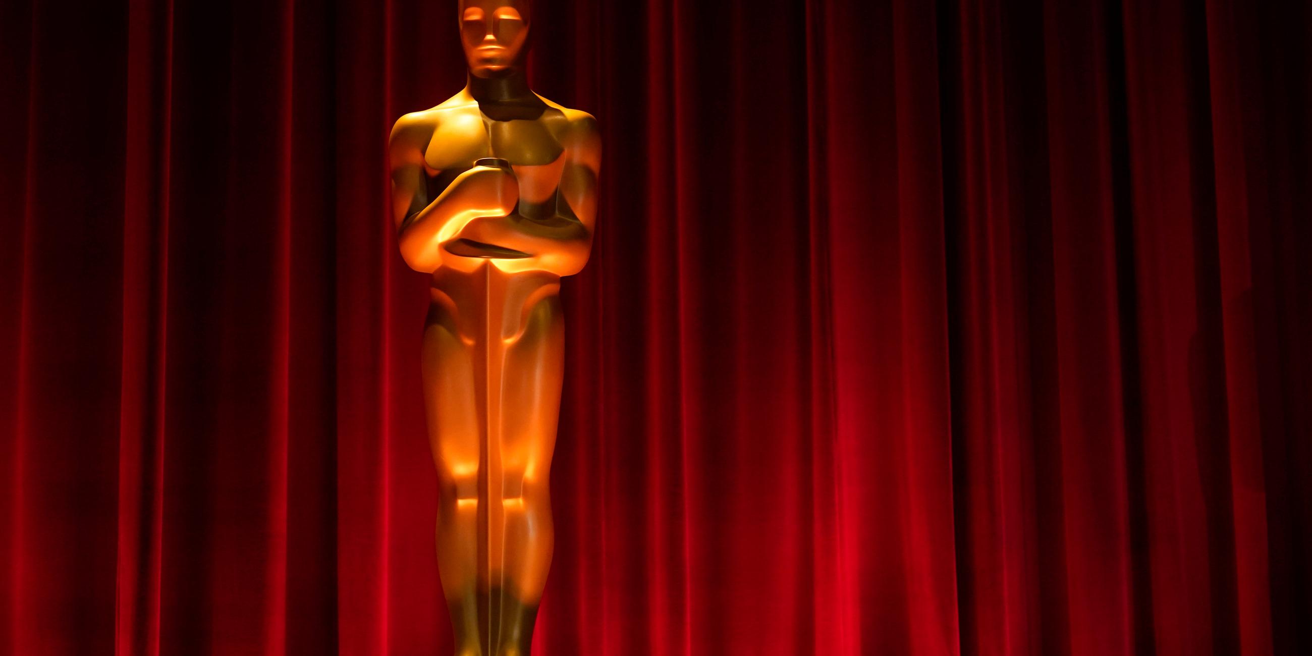 Die Oscar Statur vor rotem Vorhang