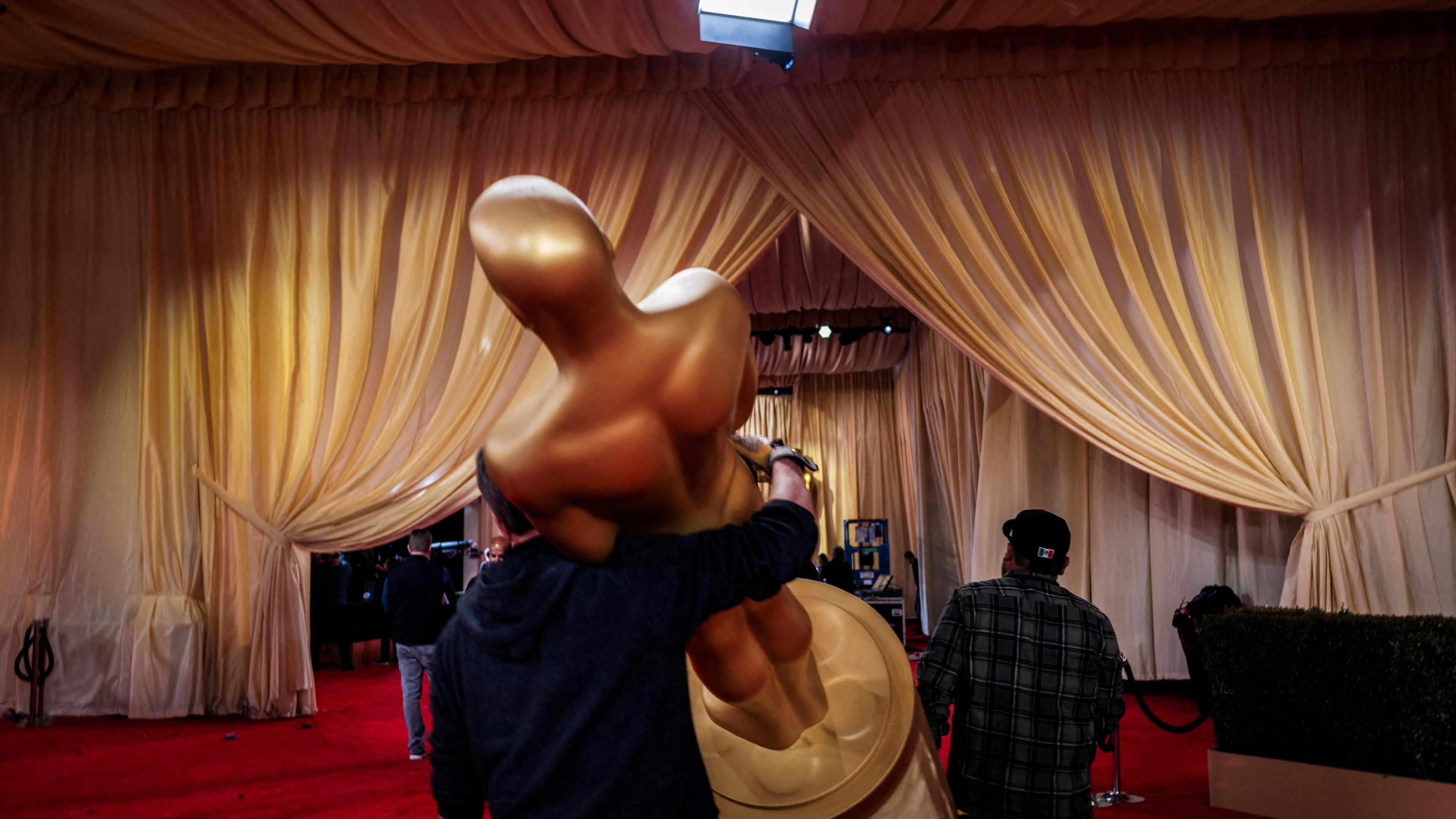 Arbeiter tragen eine Oscar-Statue, während die Vorbereitungen für die 96. Academy Awards in Los Angeles