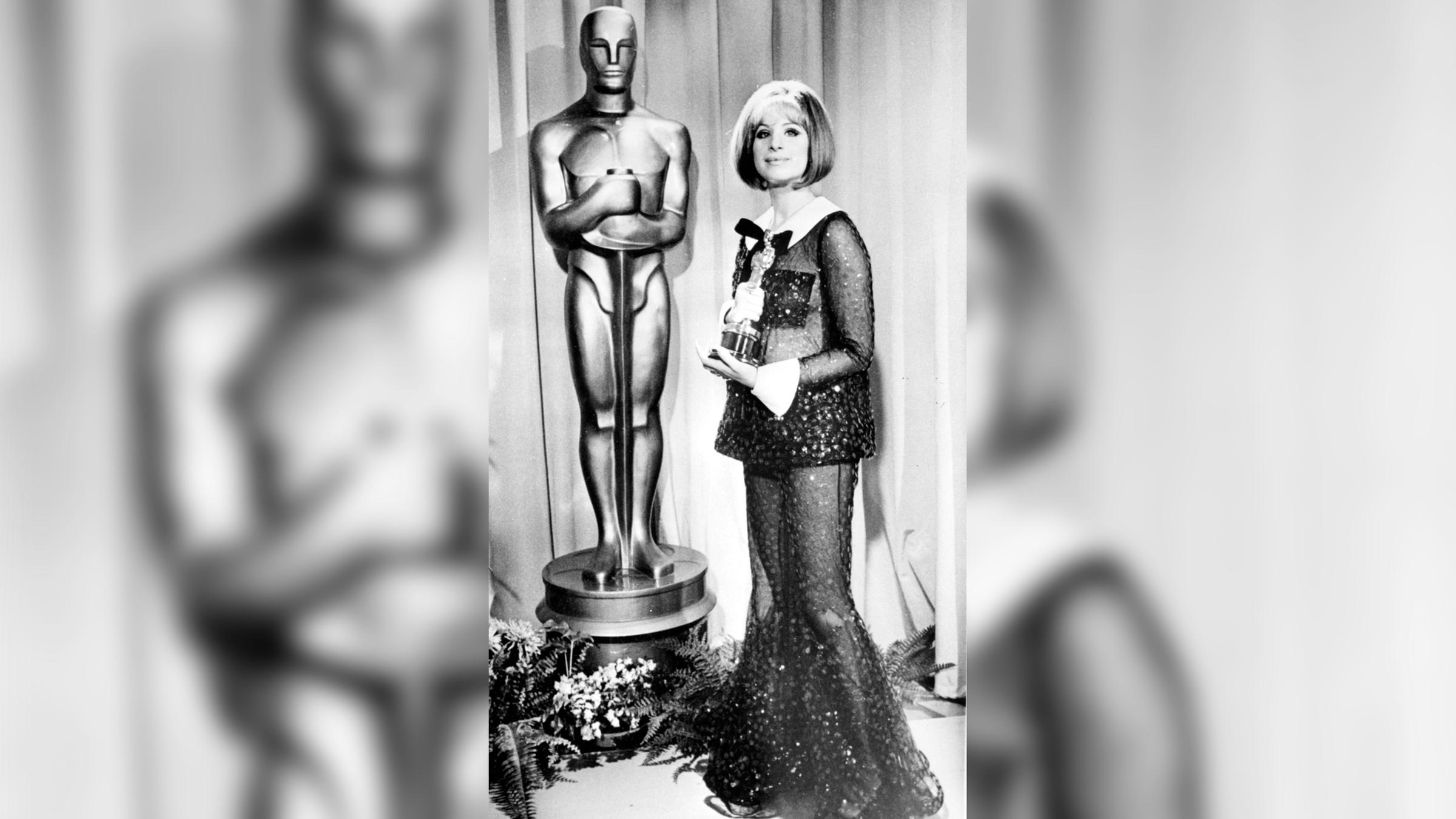 Barbra Streisand hält ihren Oscar in der Hand