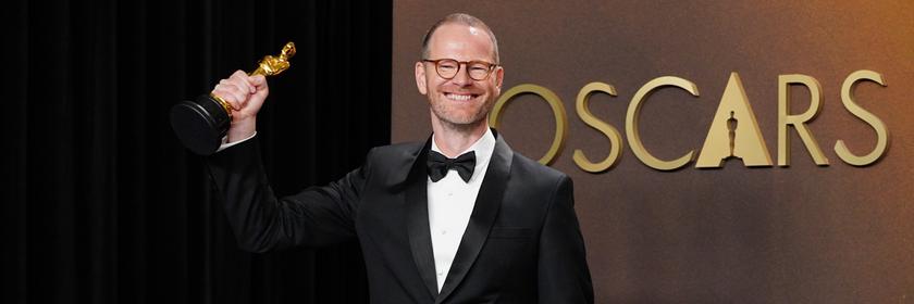 Joachim Trier, Regisseur "Sentimental Value," mit dem Oscar vor dem Schriftzug Oscars