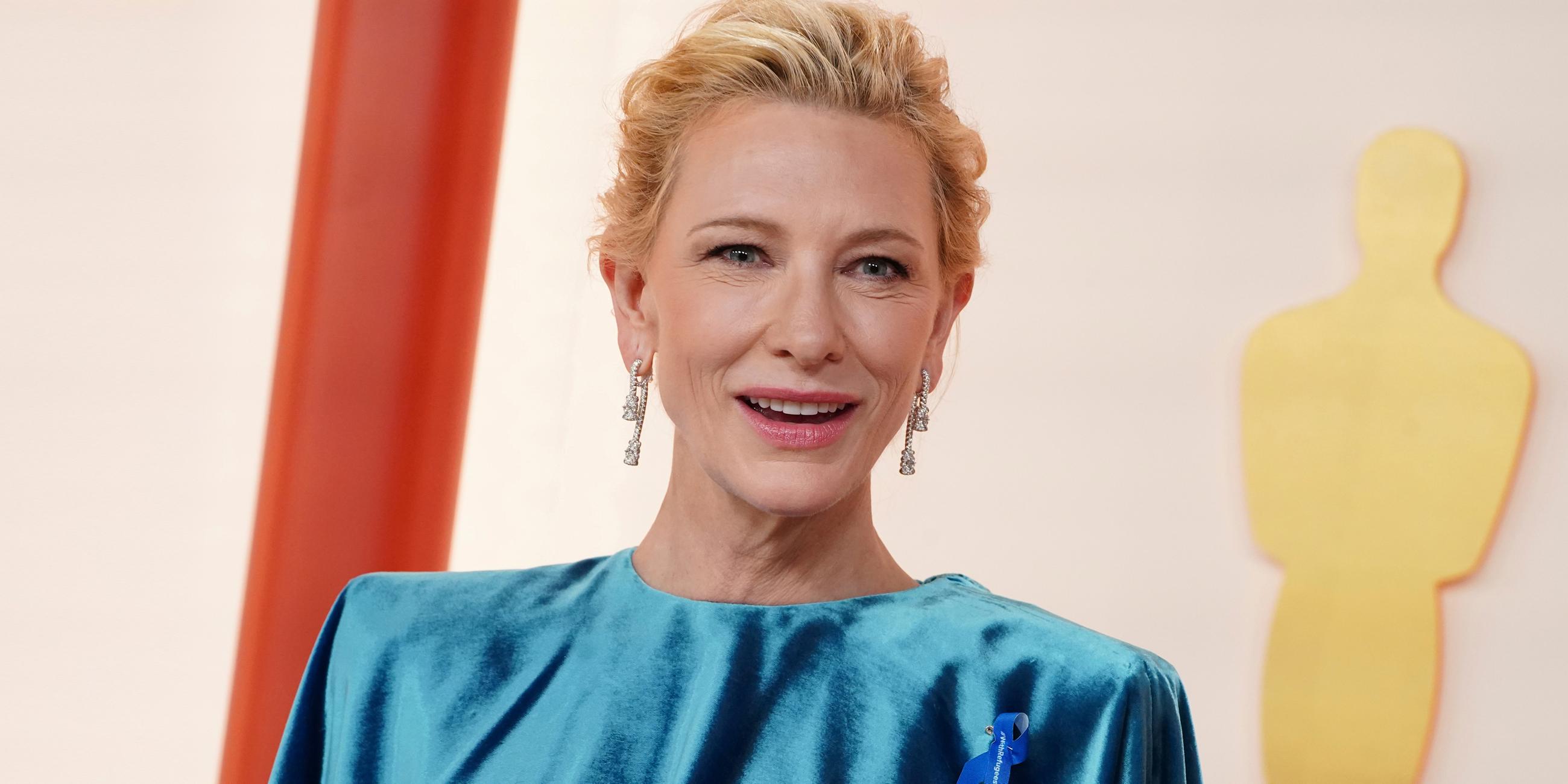 Schauspielerin Cate Blanchett trägt eine blaue Schleife an ihrer Bluse
