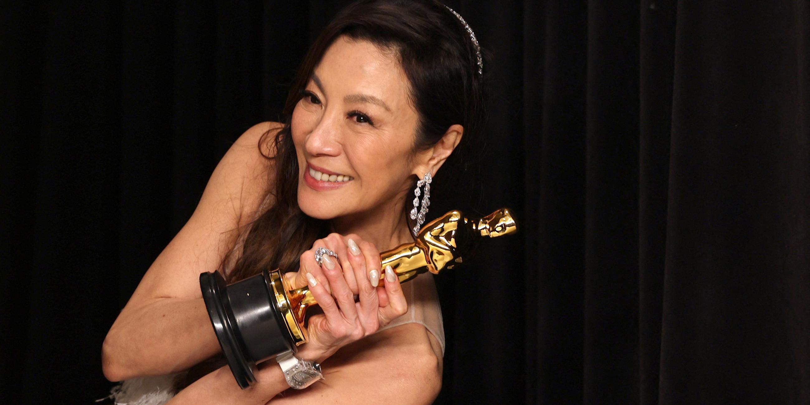 Beste Schauspielerin Michelle Yeoh posiert mit ihrem Oscar im Fotoraum
