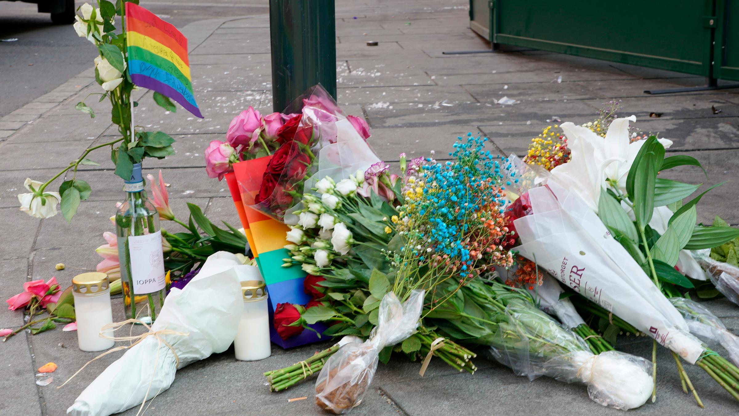 Blumen und Regenbogenfahnen am Tatort in Oslo