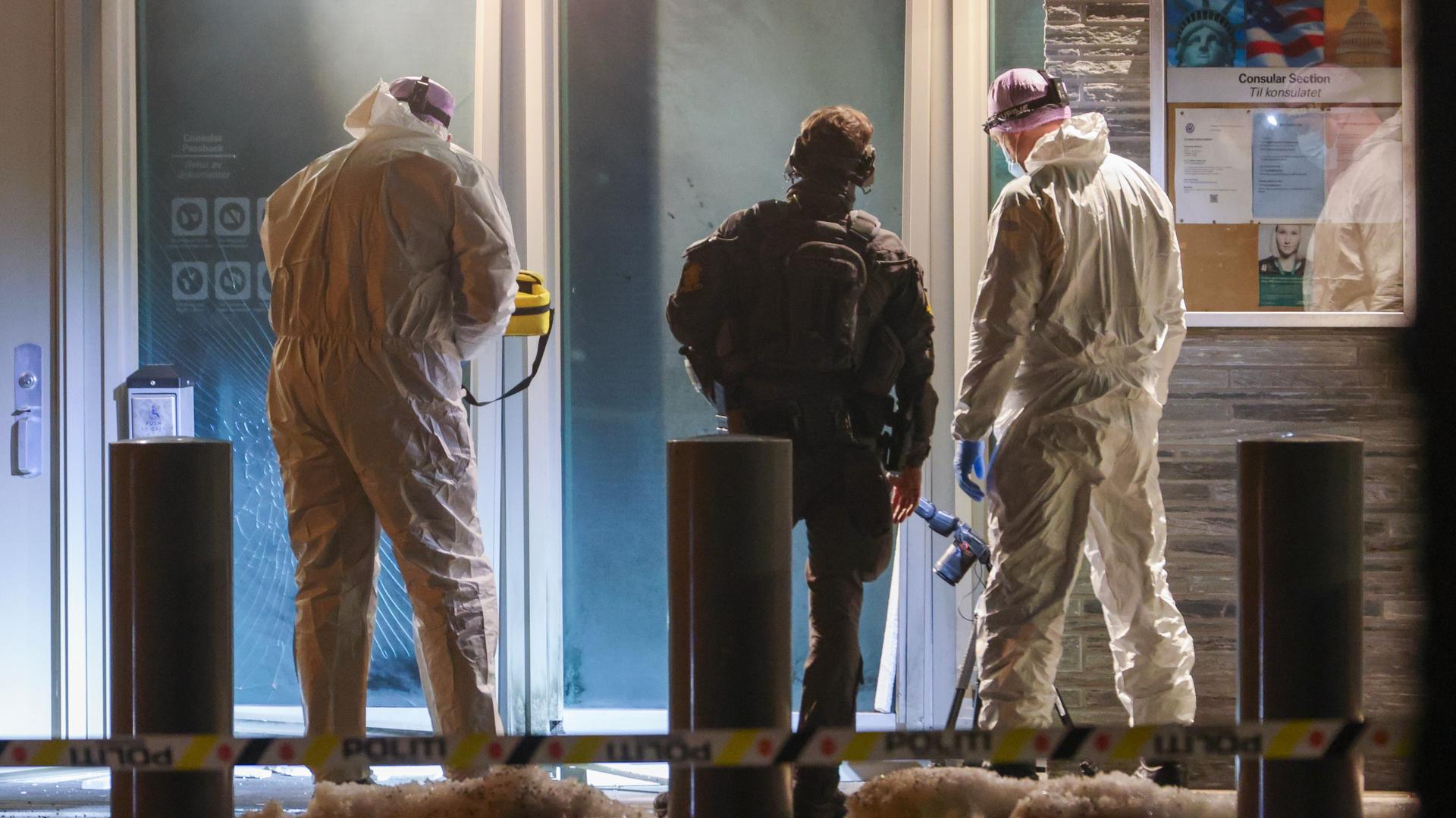 Polizisten und Techniker sind am Sonntagabend vor der amerikanischen Botschaft in Oslo im Einsatz, nachdem dort ein lauter Knall gemeldet worden war.