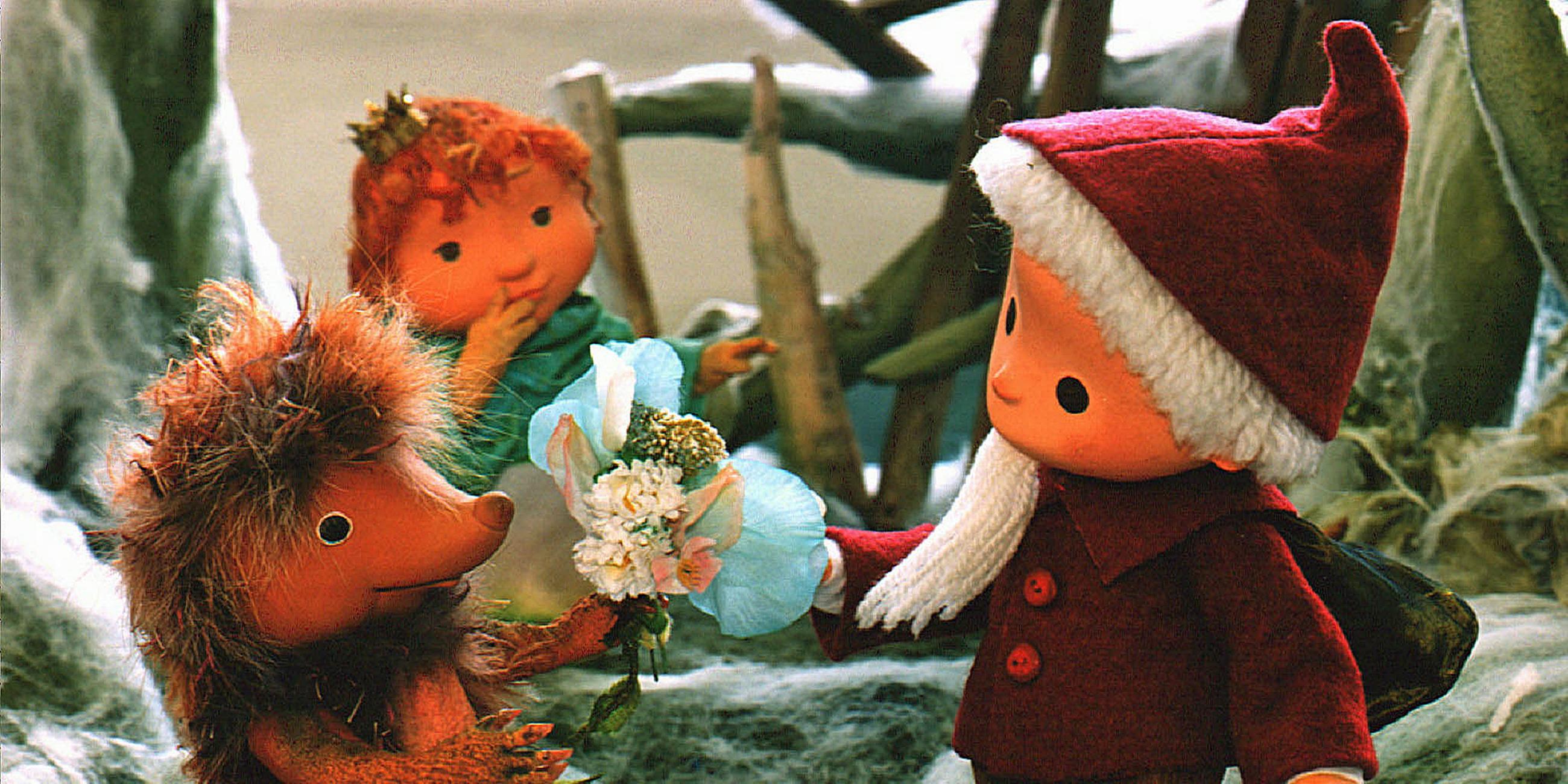 Igel Hans überreicht dem Sandmännchen einen Blumenstrauss (Archivbild vom November 1994). 