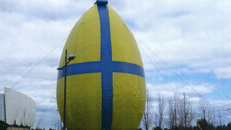 Ein riesiges gelb-blaues Ei