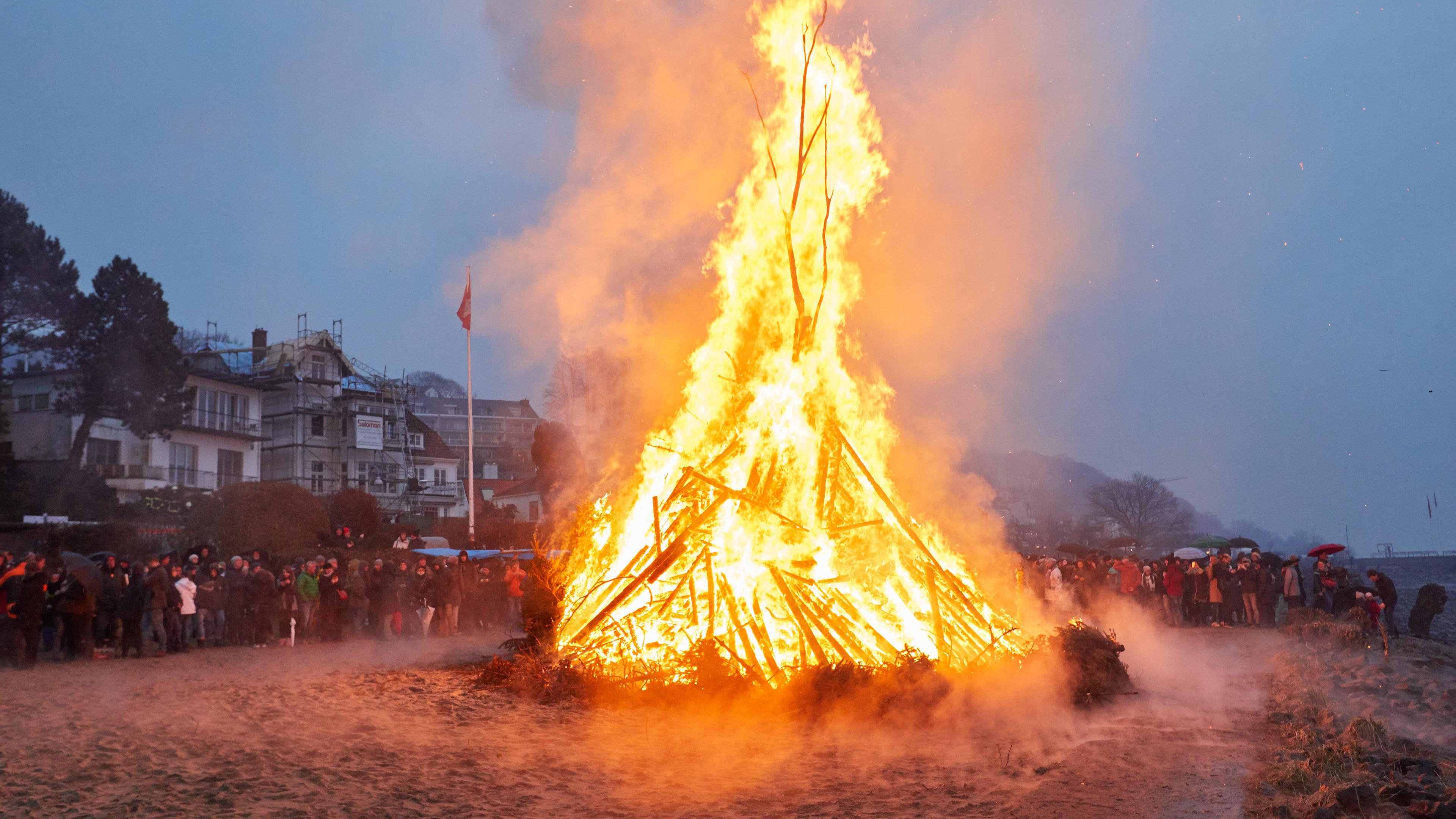 Osterfeuer am Elbstrand in Blankenese