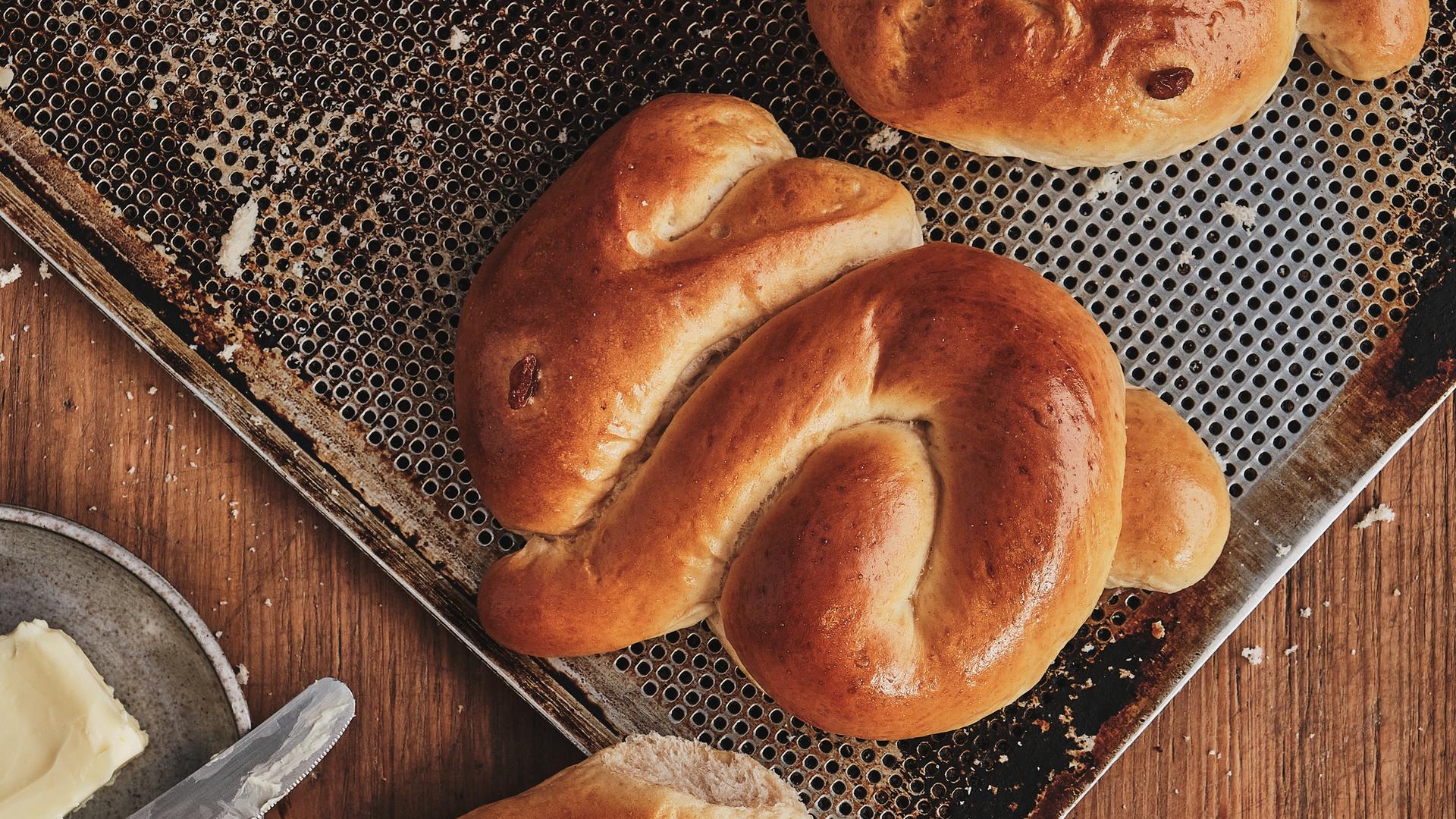 Ein Osterhase aus Hefeteig auf einem Backblech