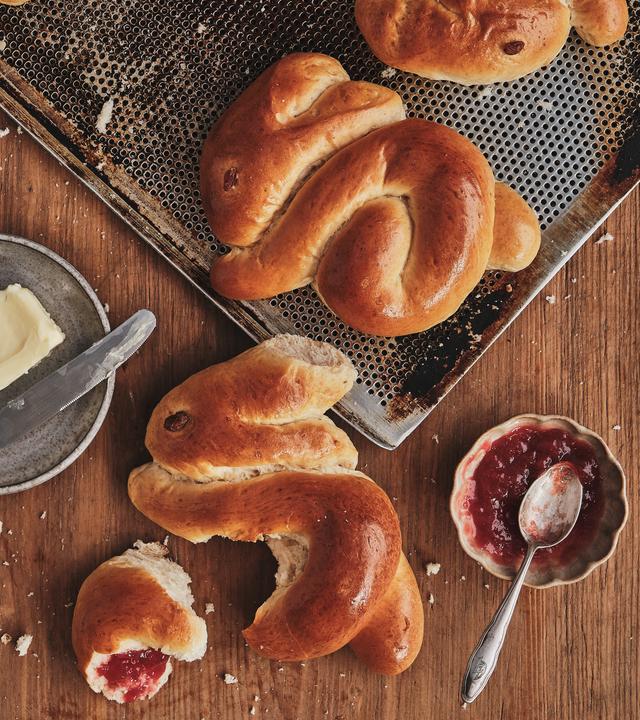 Ein Osterhase aus Hefeteig auf einem Backblech