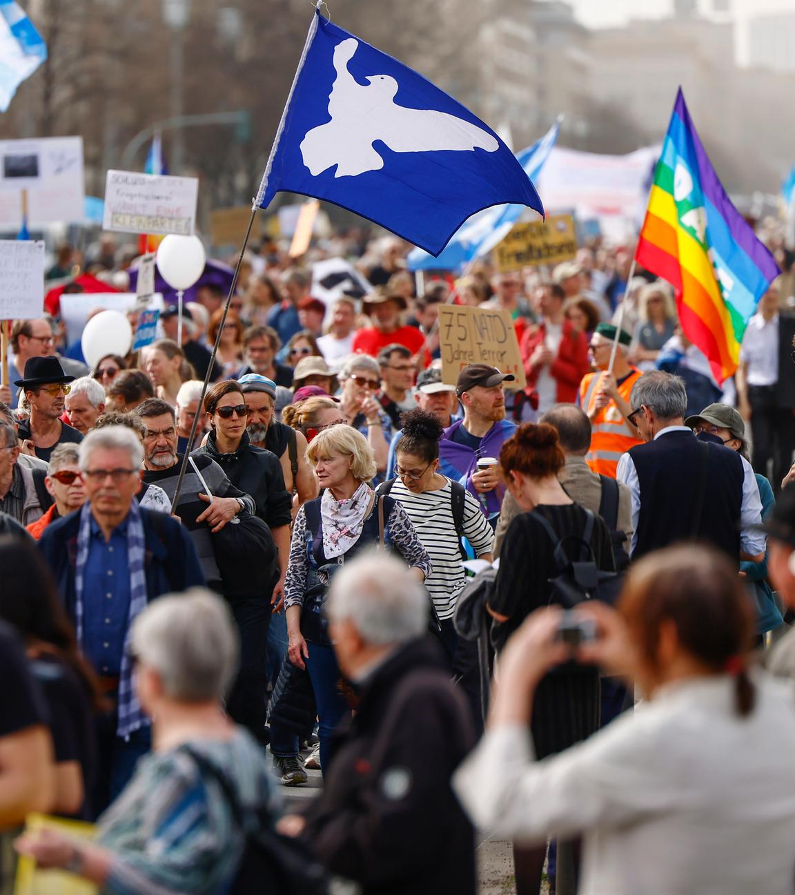 Teilnehmende tragen Flaggen und Plakate anlässlich der jährlichen Ostermarsch Demonstration in Berlin am 30. März 2024.