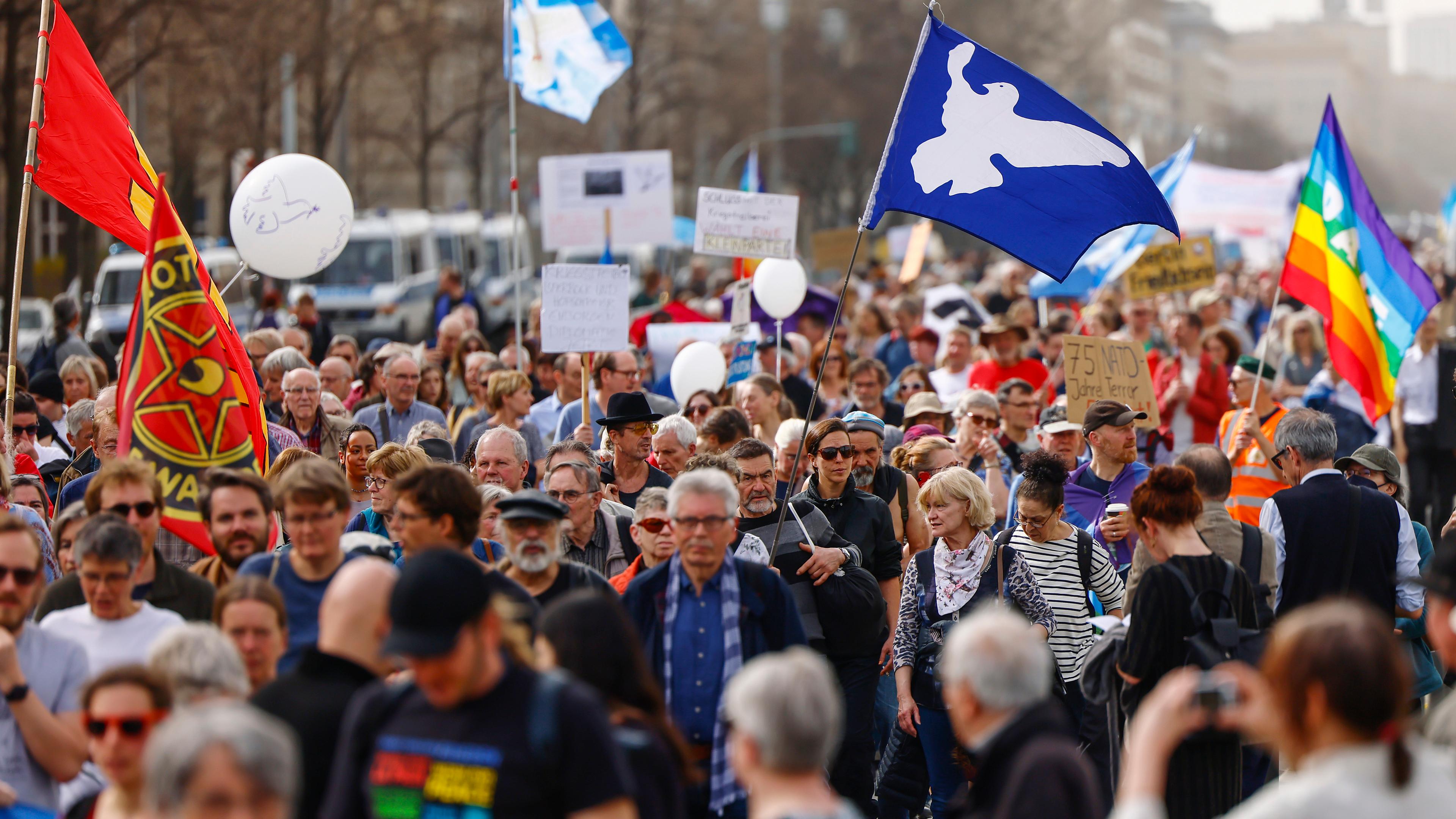 Teilnehmende tragen Flaggen und Plakate anlässlich der jährlichen Ostermarsch Demonstration in Berlin am 30. März 2024.