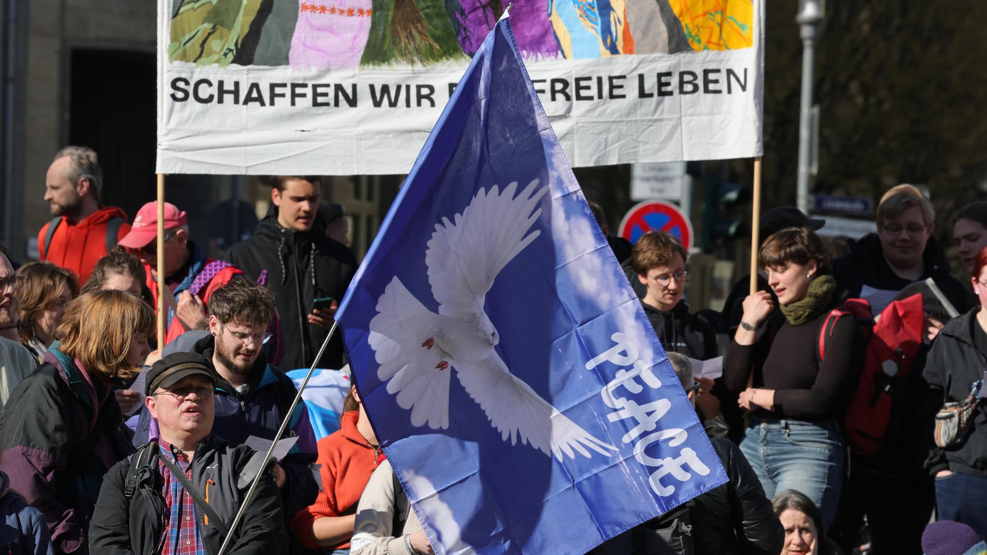 Teilnehmer einer Kundgebung anlässlich der Ostermärsche der Friedensbewegung in Thüringen ziehen durch die Innenstadt. 