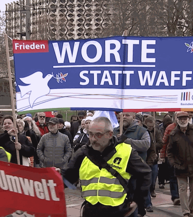 Demonstrierende bei Ostermarsch in Ostdeutschland