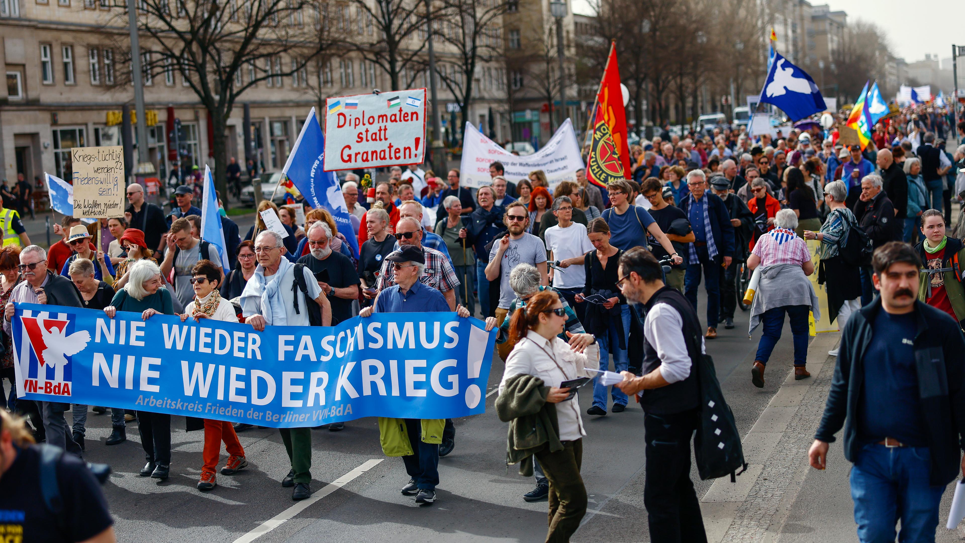 Menschen demonstrieren auf der Straße in Berlin für Frieden