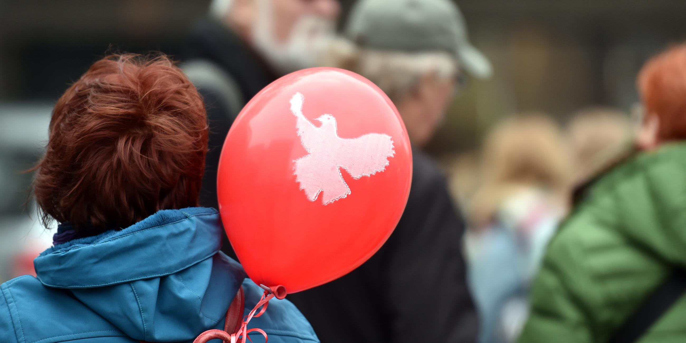 Roter Ballon mit einer Friedenstaube