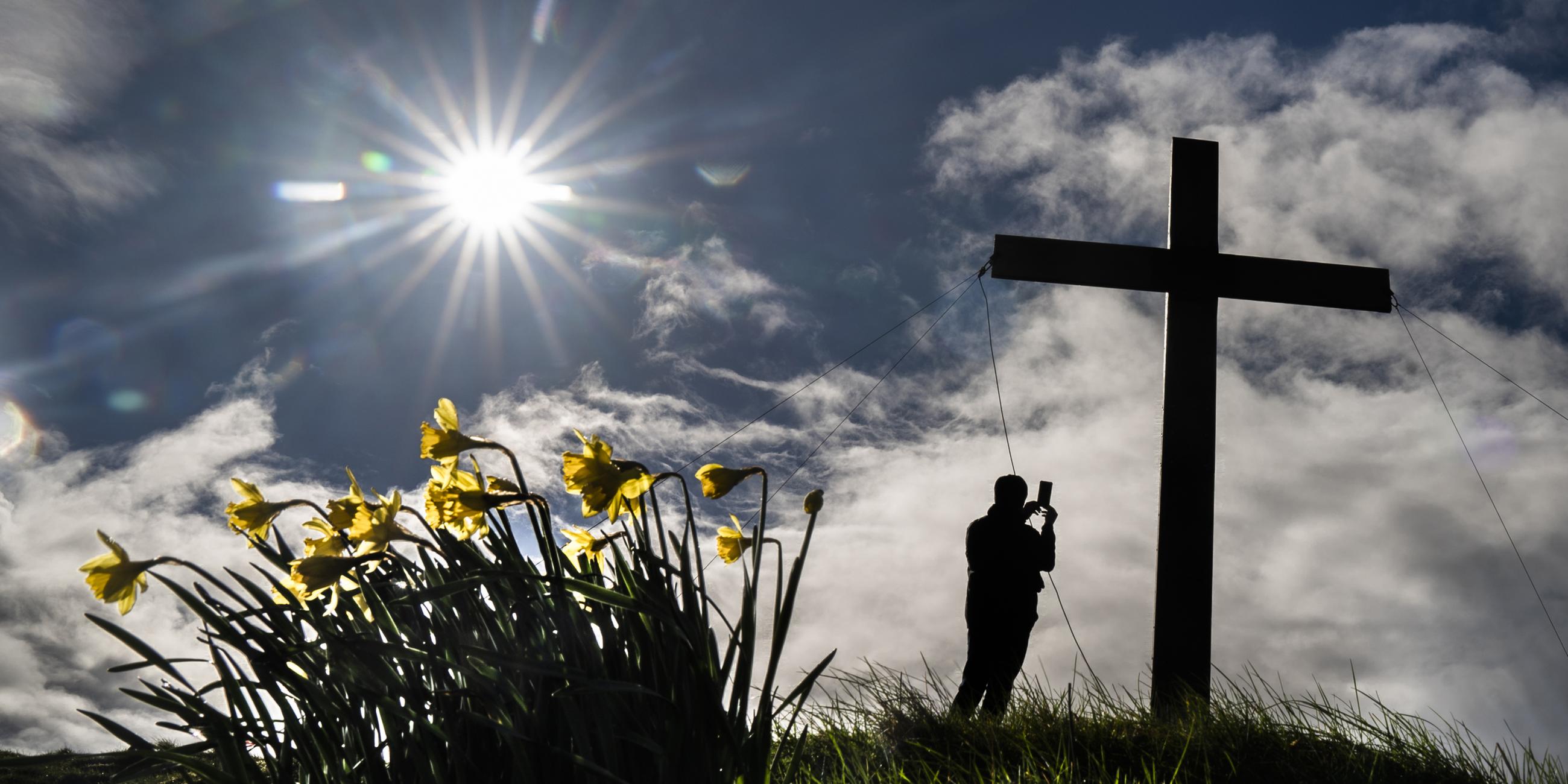 Christen errichten vor Ostern ein 30 Fuß hohes Kreuz auf dem Gipfel des Otley Chevin in Yorkshire. 