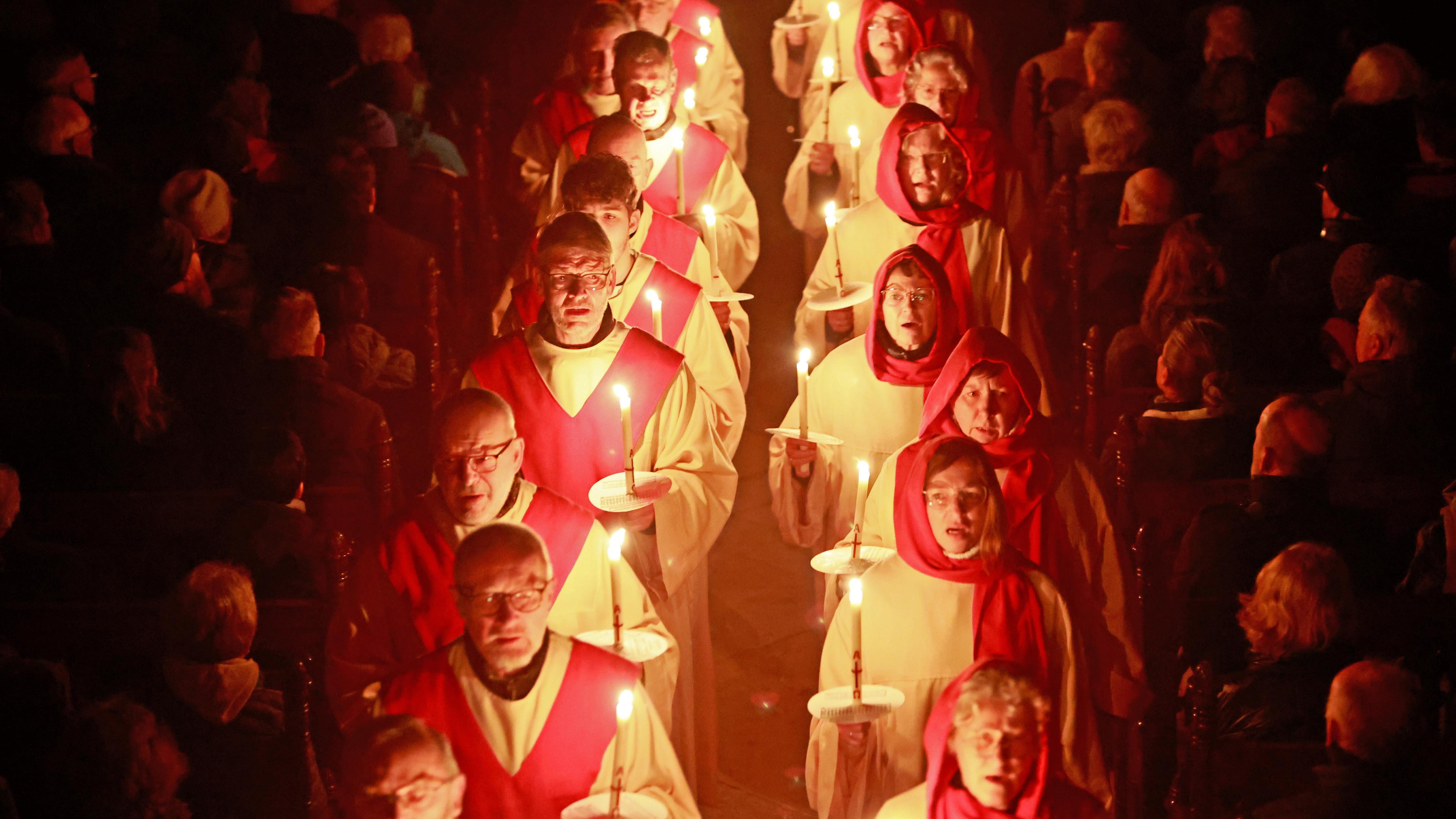 Mit Kerzen wird in der Stiftskirche St. Cyriakus das Osterlicht verbreitet am 31.03.2024.
