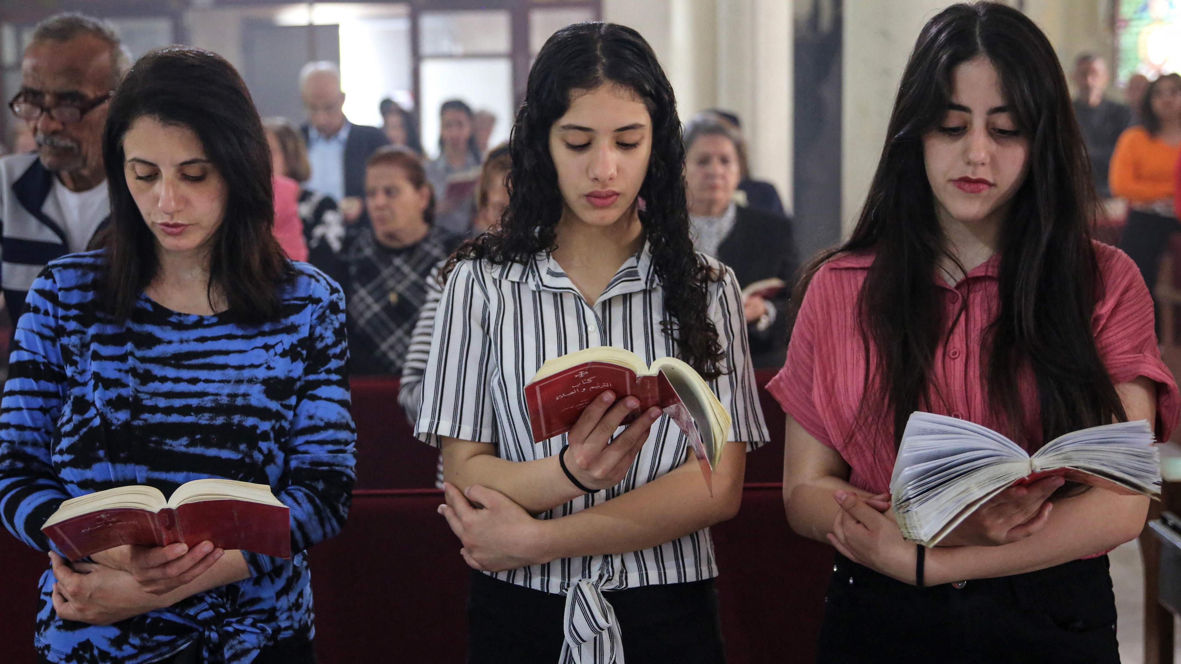 Palästinensische Christen feiern am 31.03.2024 in der katholischen Holy Family Church in Gaza-Stadt die Messe zum Ostersonntag.