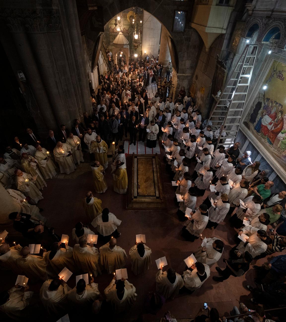 Geistliche gehen in einer Prozession um den Stein der Salbung am 31.03.2024 in Jerusalem.