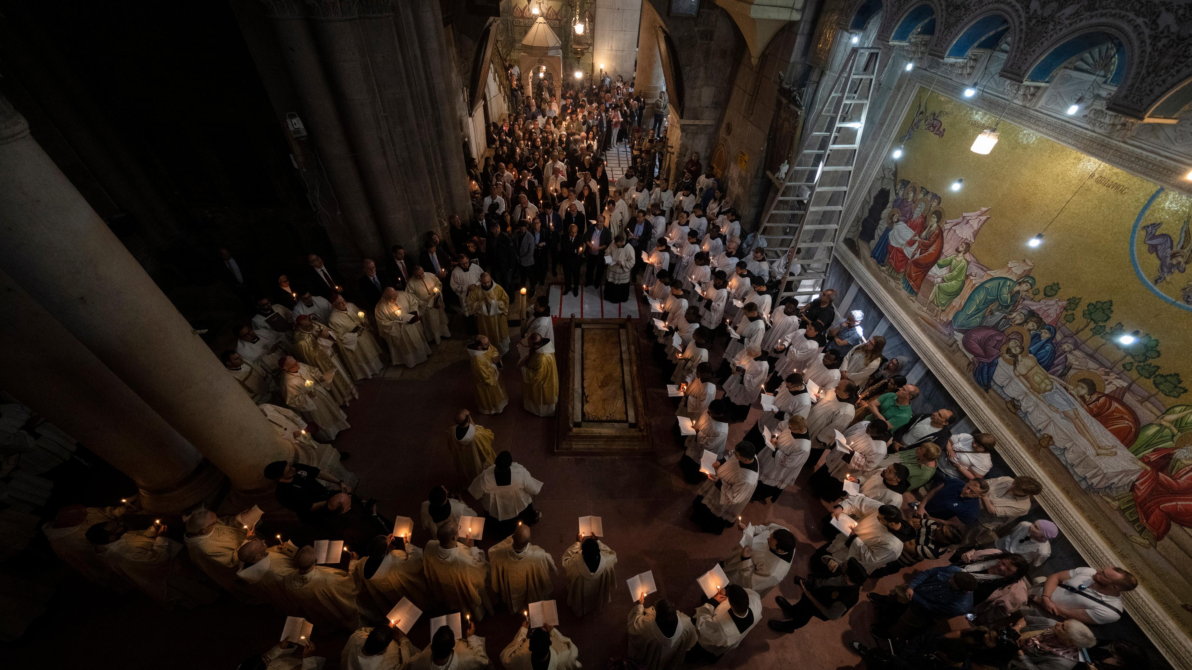 Geistliche gehen in einer Prozession um den Stein der Salbung am 31.03.2024 in Jerusalem.