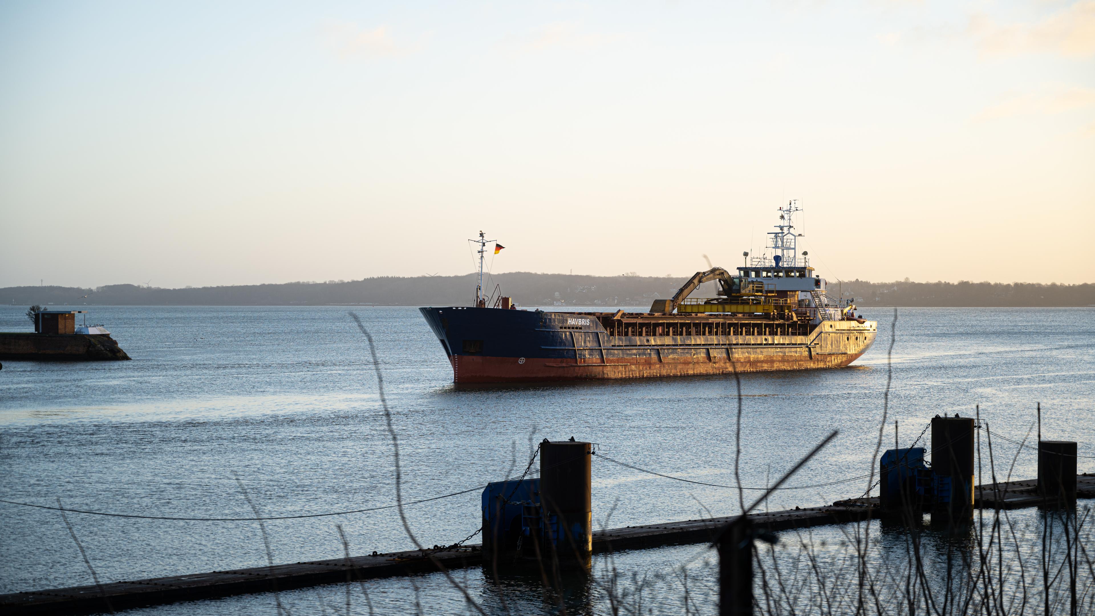 Ein Seeschiff fährt aus der Ostsee in den Nord-Ostsee-Kanal ein
